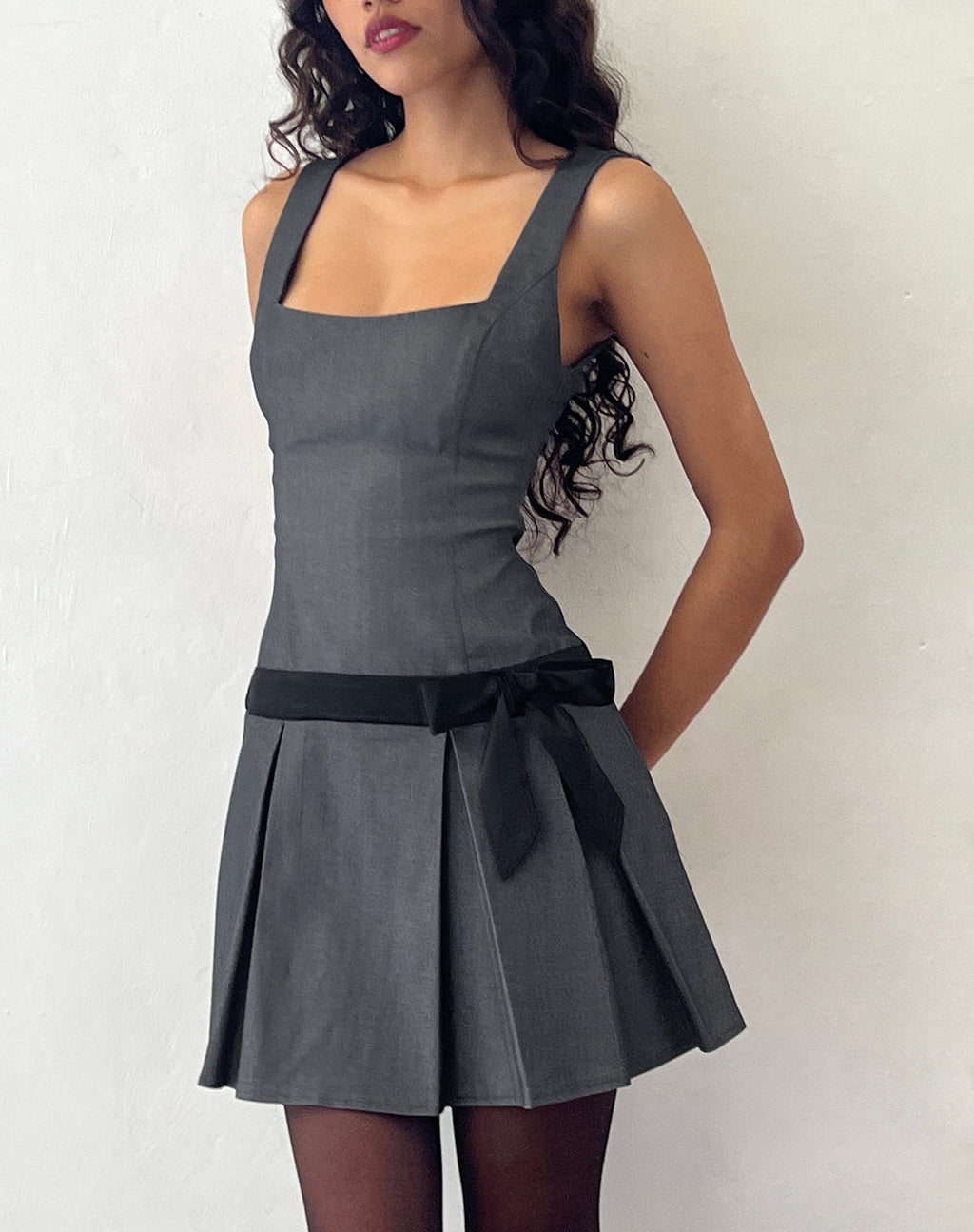 Michelia Plissee-Minikleid in Grau