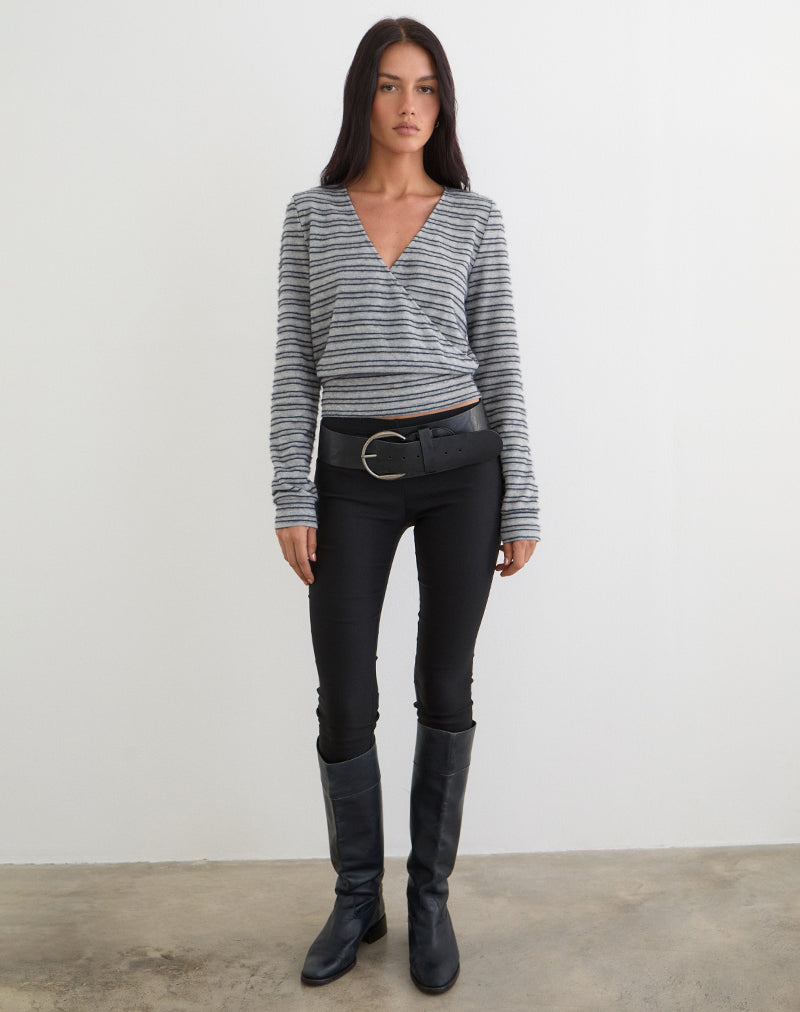Bild des Milzie Wrap Top in horizontal gestreiftem Strick, grau und schwarz