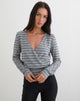 Bild des Milzie Wrap Top in horizontal gestreiftem Strick, grau und schwarz