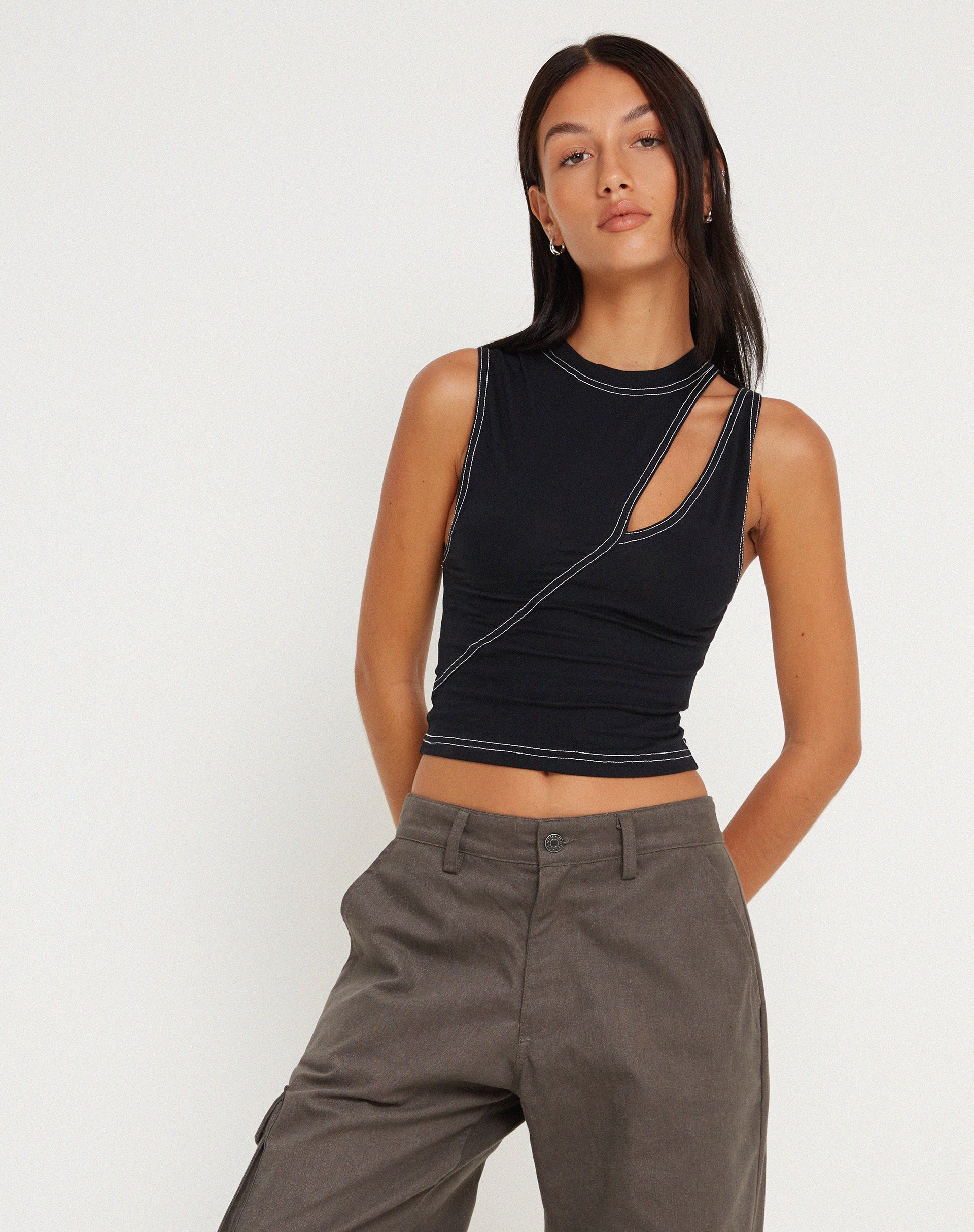 Bild von Min Cutout Crop Top in Schwarz