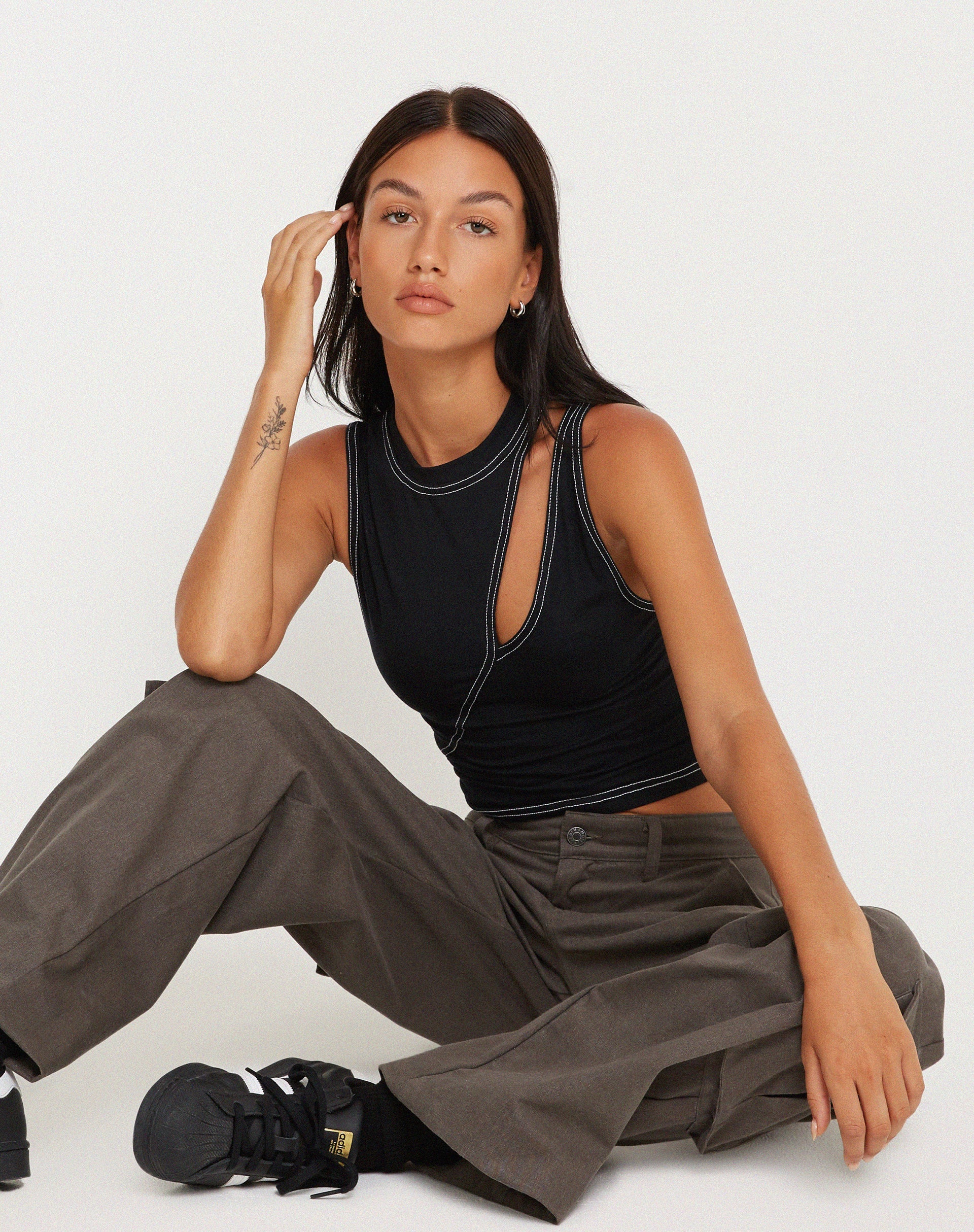 Bild von Min Cutout Crop Top in Schwarz