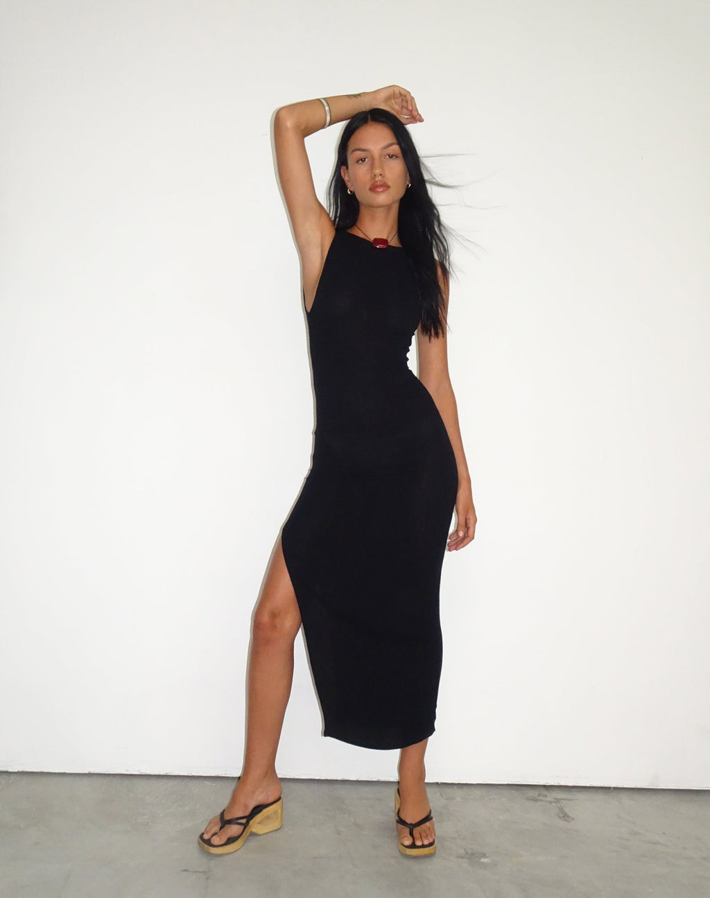 Minyo Racer Neck Maxikleid in Crinkle Schwarz
