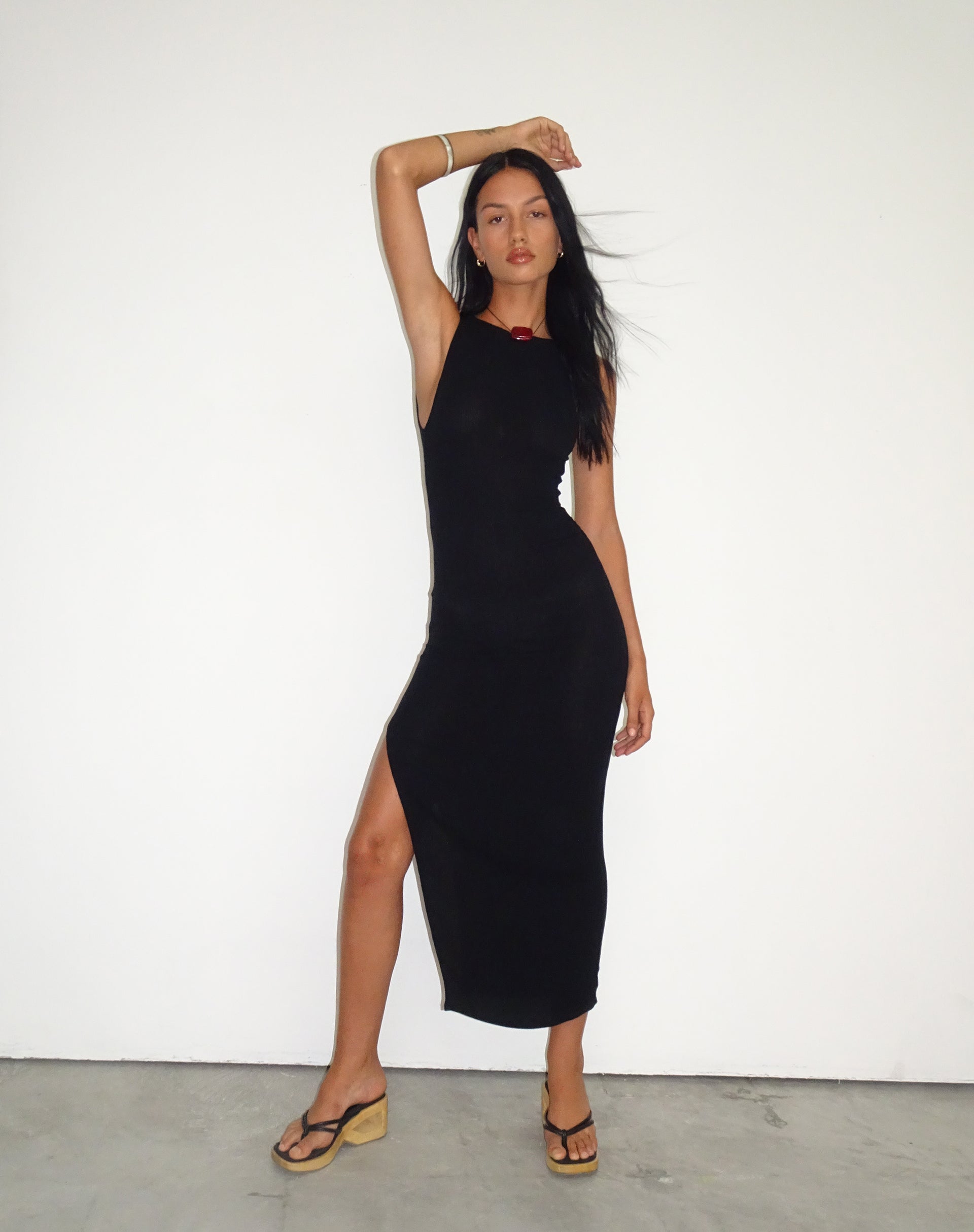 Bild von Minyo Racer Neck Maxikleid in Crinkle Schwarz