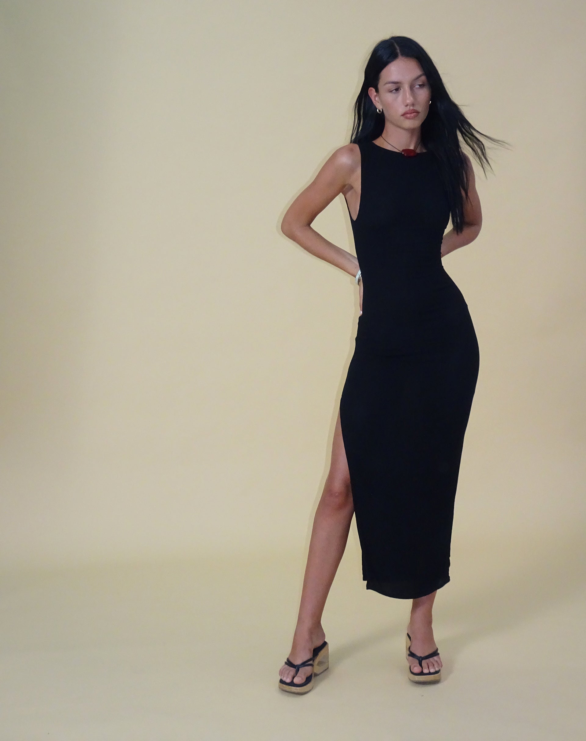Bild von Minyo Racer Neck Maxikleid in Crinkle Schwarz