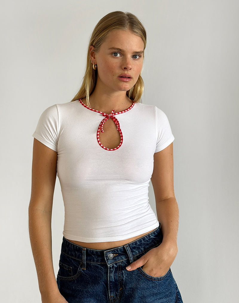 Bild von Monsel Tie Front Top in Weiß mit roter Gingham-Bindung