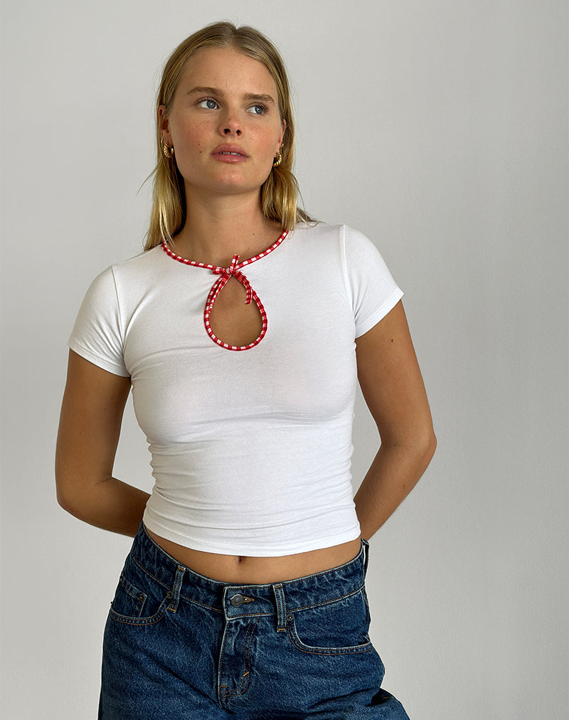 Bild von Monsel Tie Front Top in Weiß mit roter Gingham-Bindung
