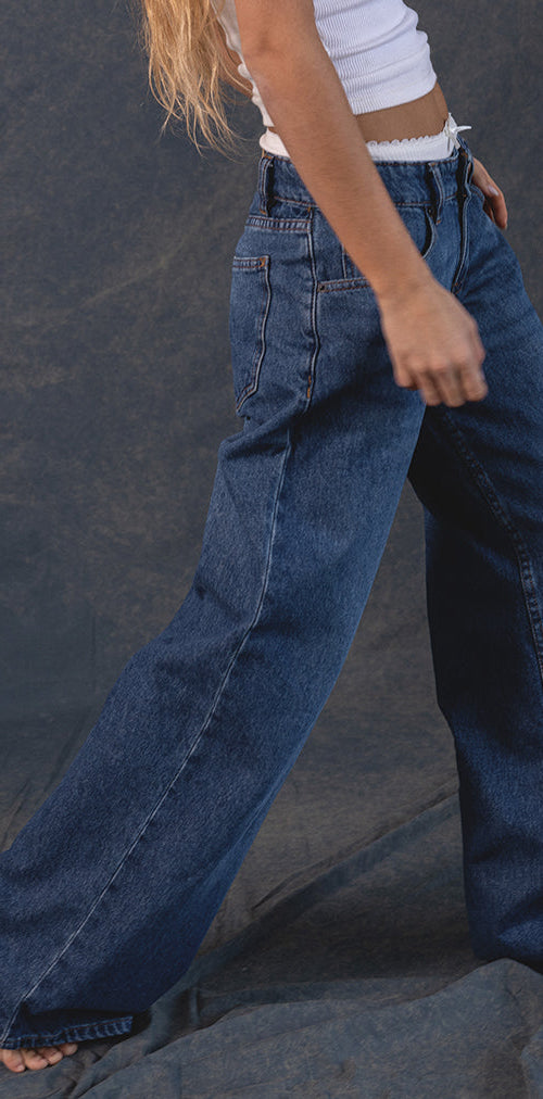 Bild von Roomy Extra Wide Low Rise Jeans in Mid Blue Used