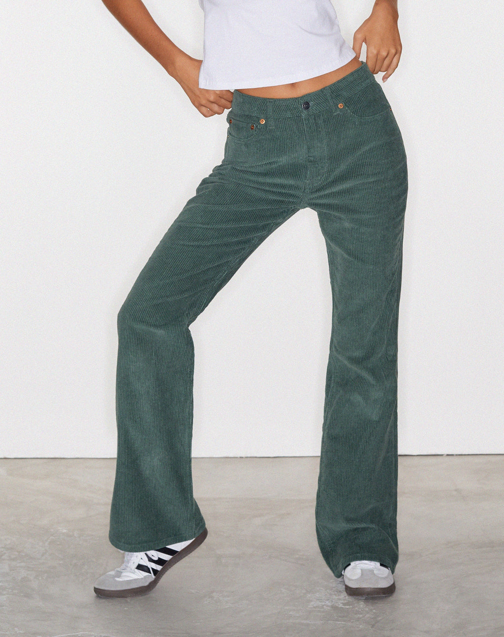 MOTEL X OLIVIA NEILL Bootleg Jeans in Cord Grün
