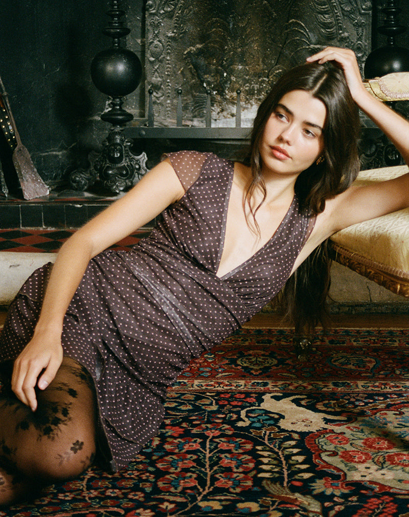 Mowgli Minikleid mit Kapuzenärmeln in Braun mit rosa Mikro-Polka-Print