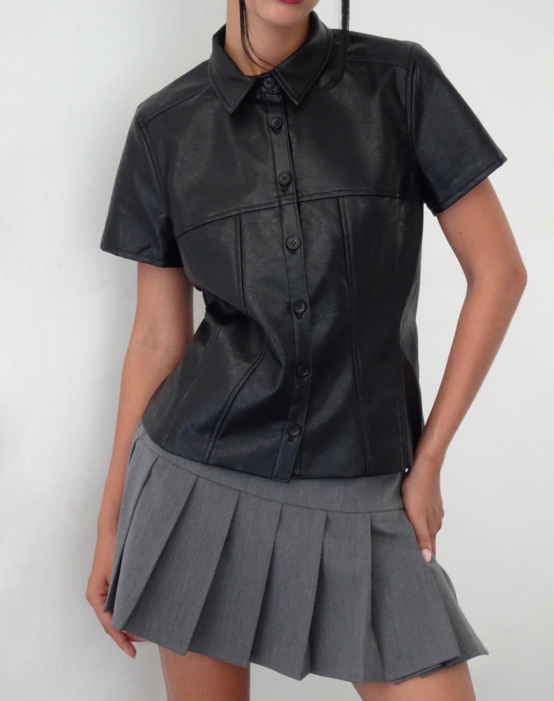 Image of Mulan Kurzarm-Shirt in PU Schwarz