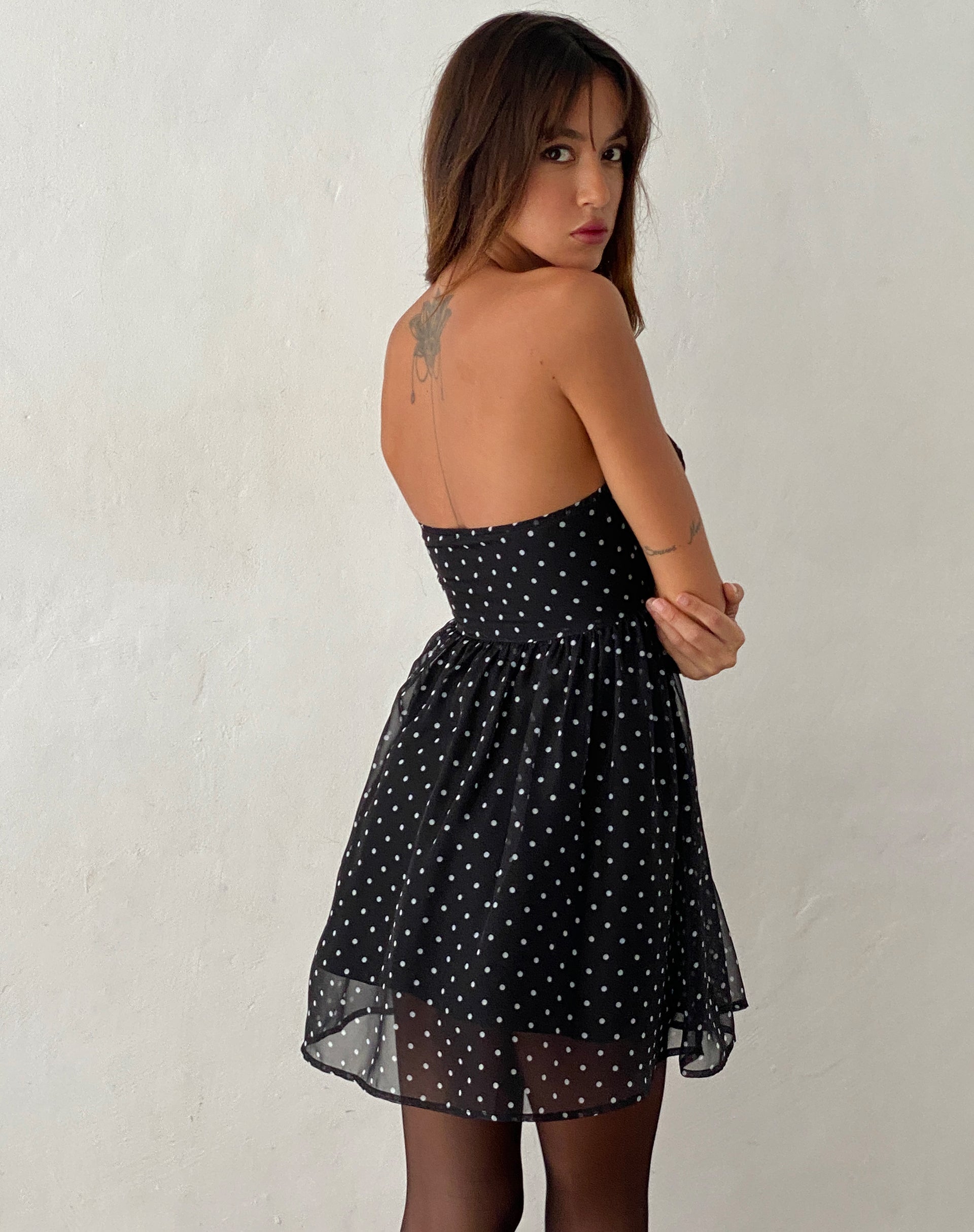 Image of Murni Bandeau-Minikleid in Polka Schwarz Chiffon