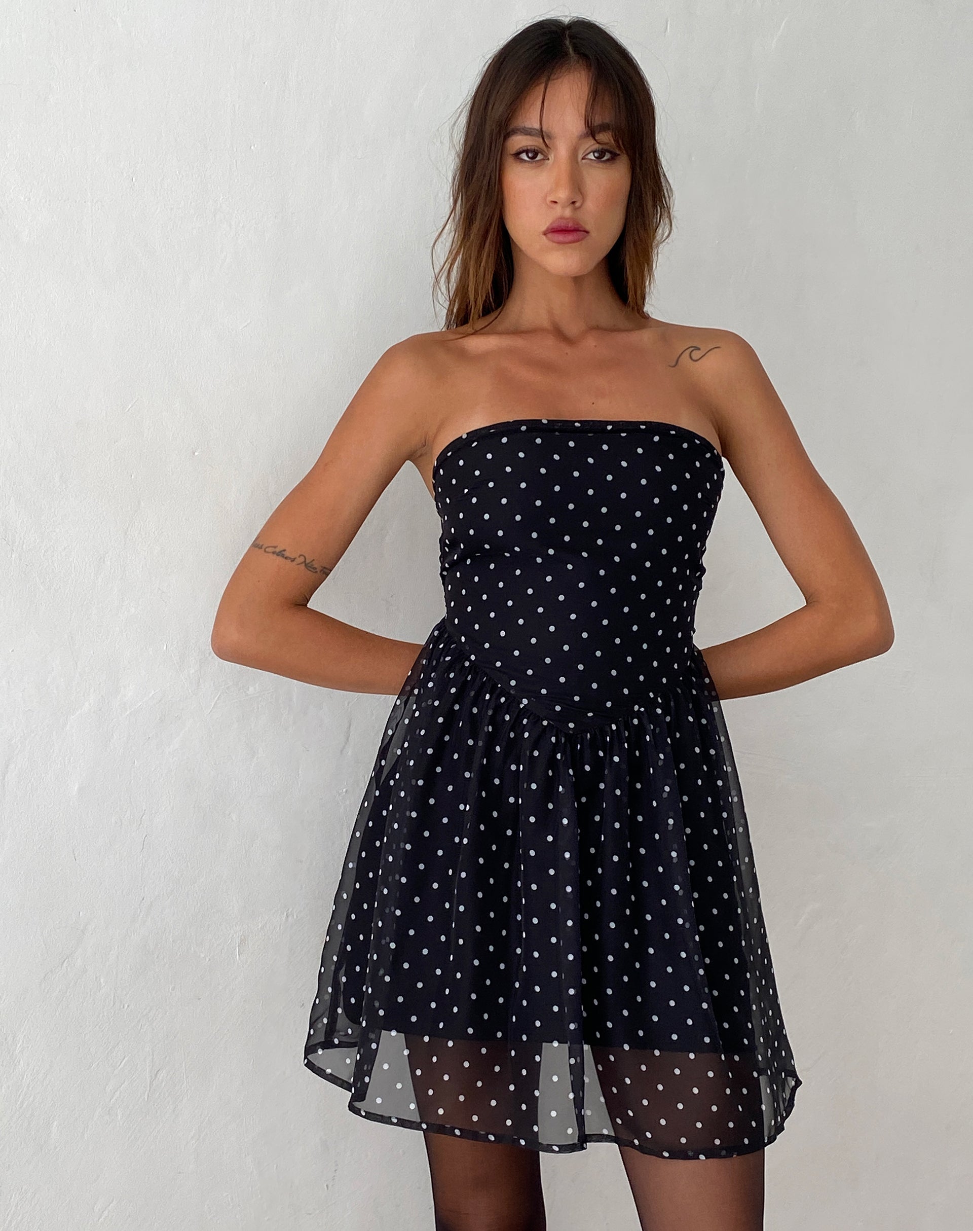 Image of Murni Bandeau-Minikleid in Polka Schwarz Chiffon
