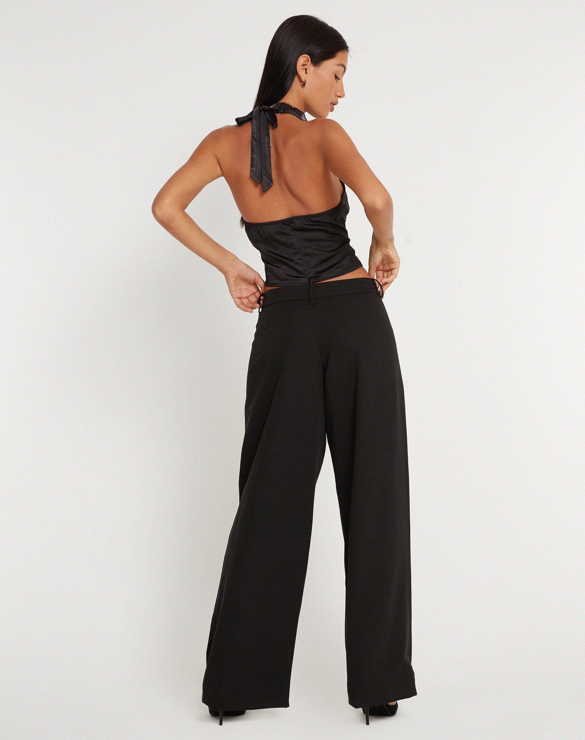 Bild von Mutsuki Neckholder-Top in Satin Schwarz