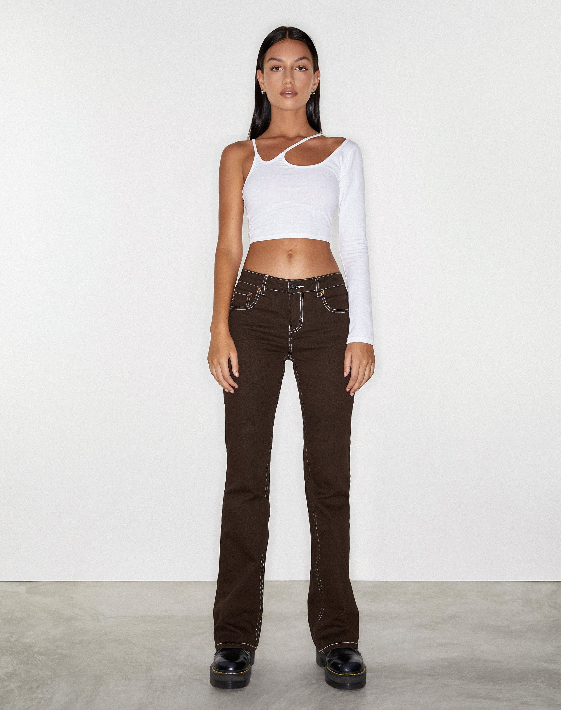 Bild von Low Rise Bootleg Jeans in Bitter Chocolate