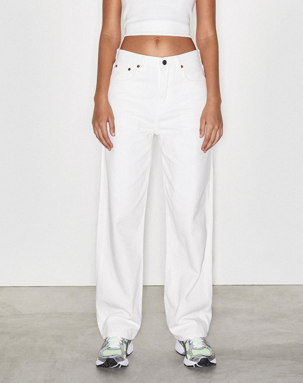Parallele Jeans in weißer Waschung