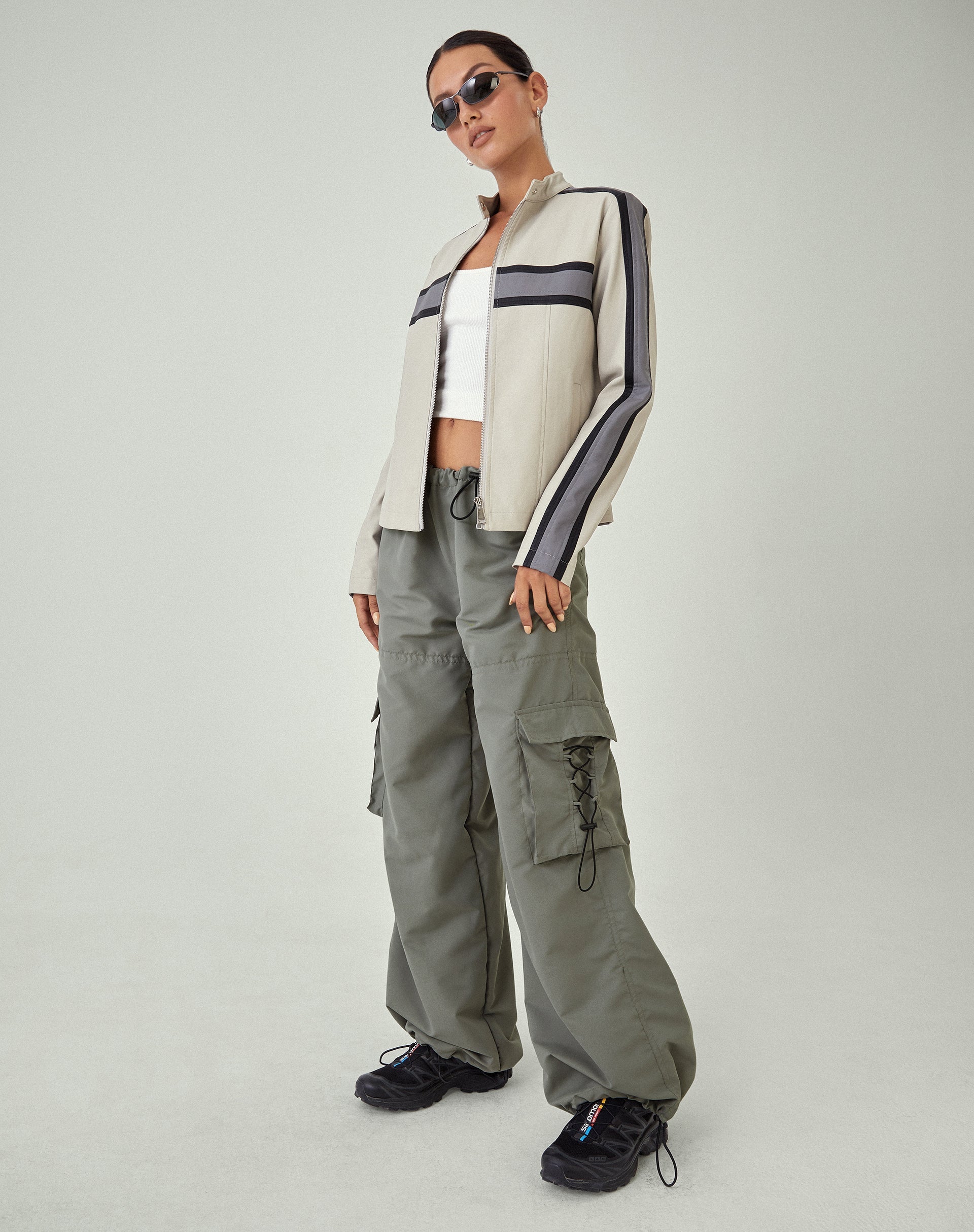 Bild von MOTEL X JACQUIE Fabio Wide Leg Cargo Hose in Grau