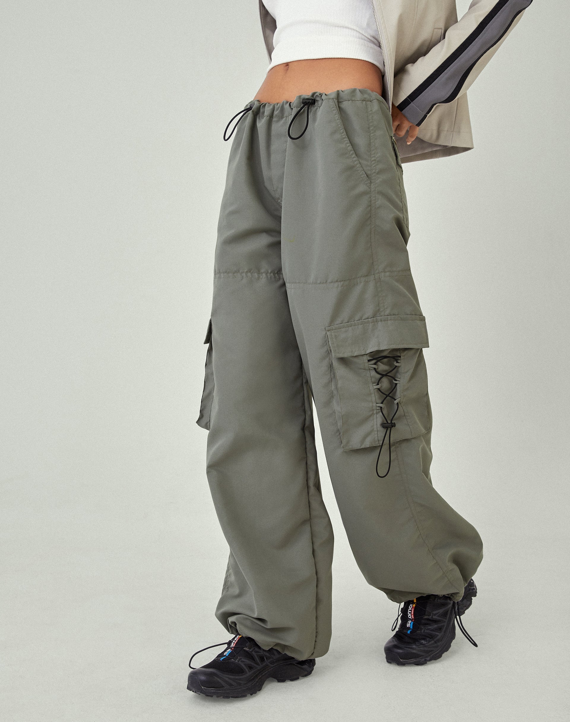 Bild von MOTEL X JACQUIE Fabio Wide Leg Cargo Hose in Grau