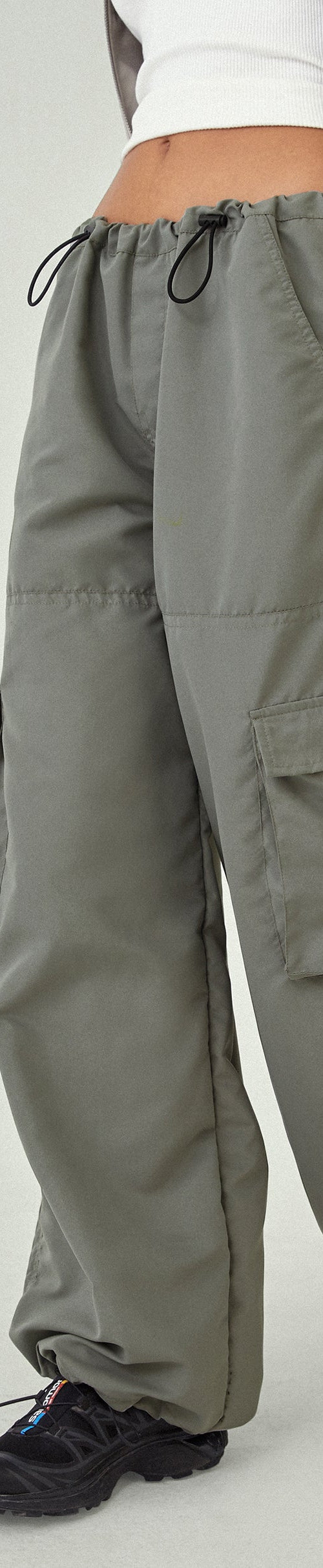 Bild von MOTEL X JACQUIE Fabio Wide Leg Cargo Hose in Grau