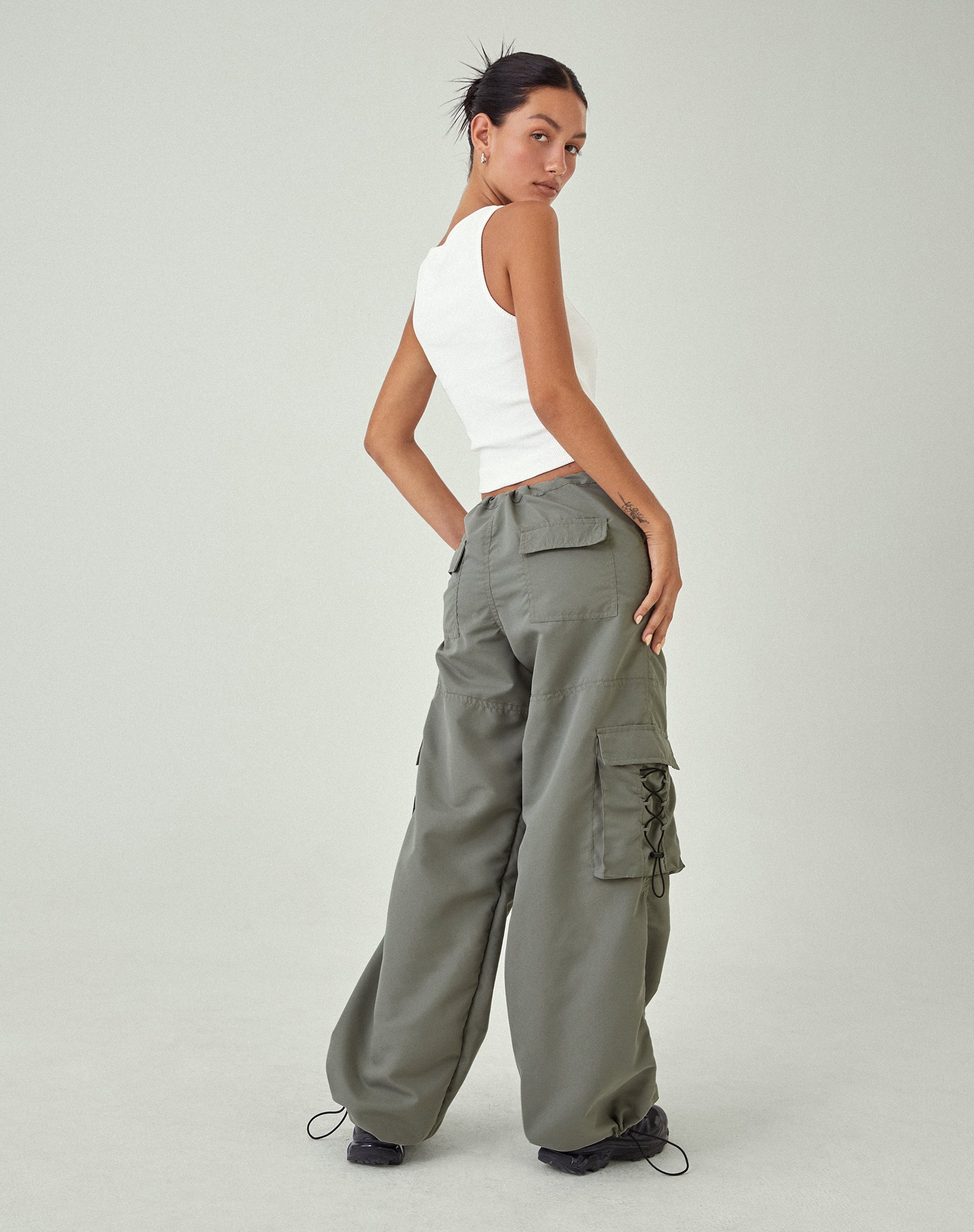 Bild von MOTEL X JACQUIE Fabio Wide Leg Cargo Hose in Grau