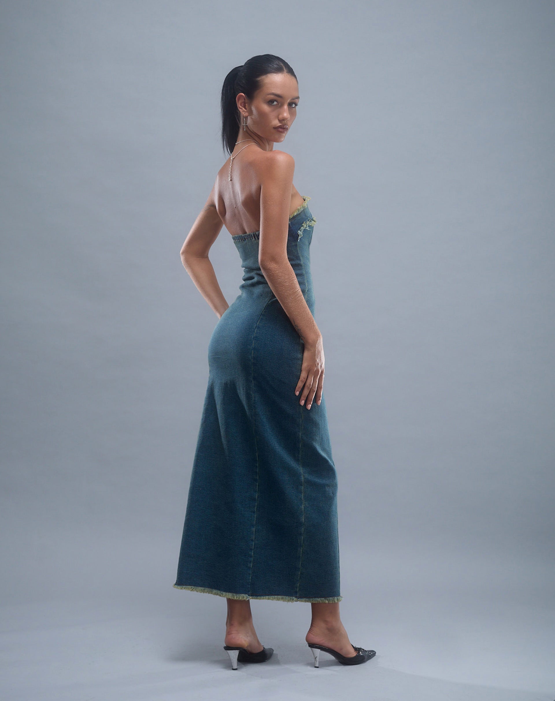 Bild von Atun Denim Bandeau Maxikleid in Braun Blau Acid Wash
