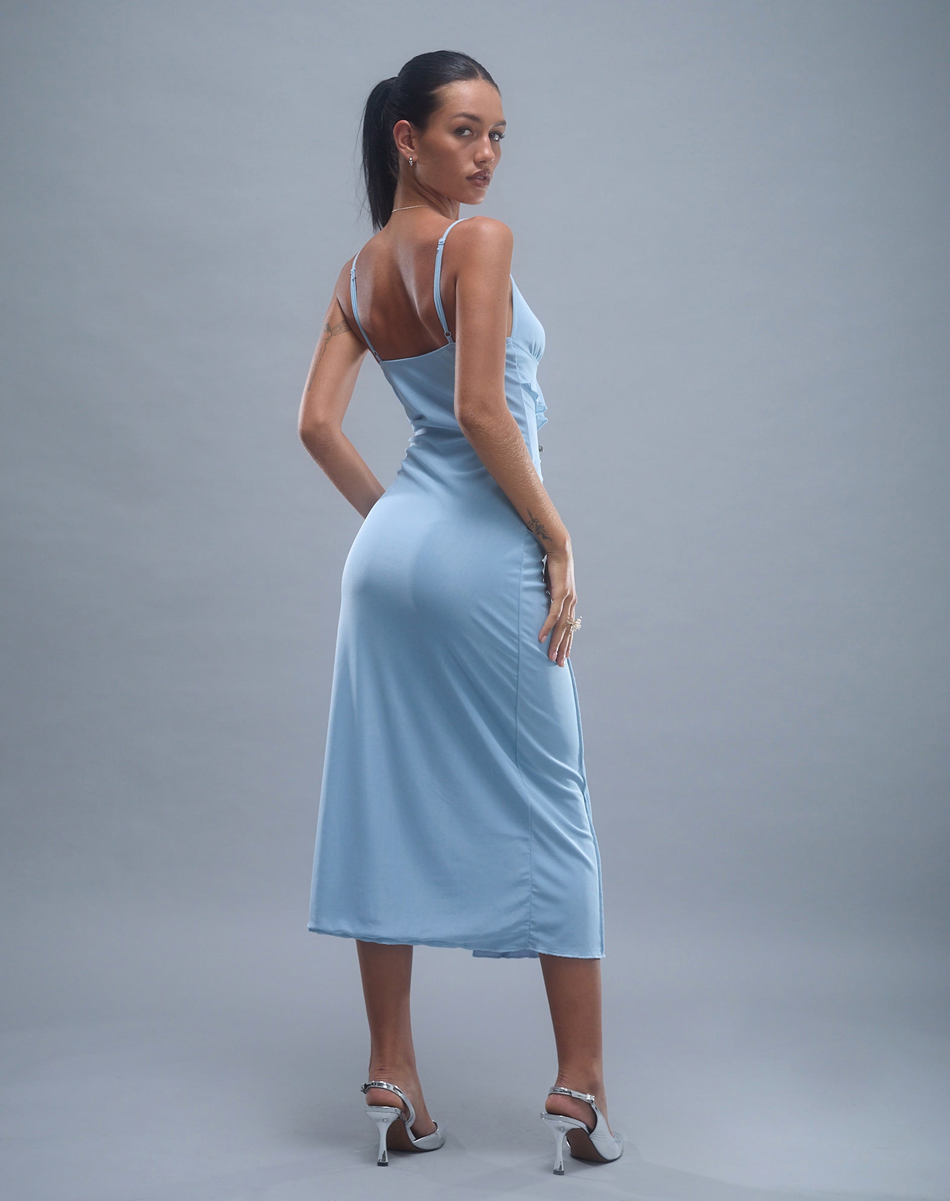 Image of Jacy gerafftes Midikleid aus Mesh Blau