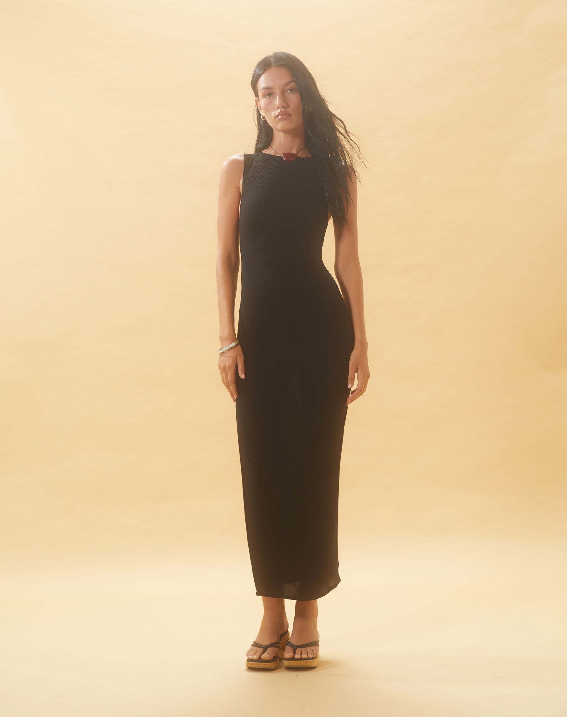 Bild von Minyo Racer Neck Maxikleid in Crinkle Schwarz