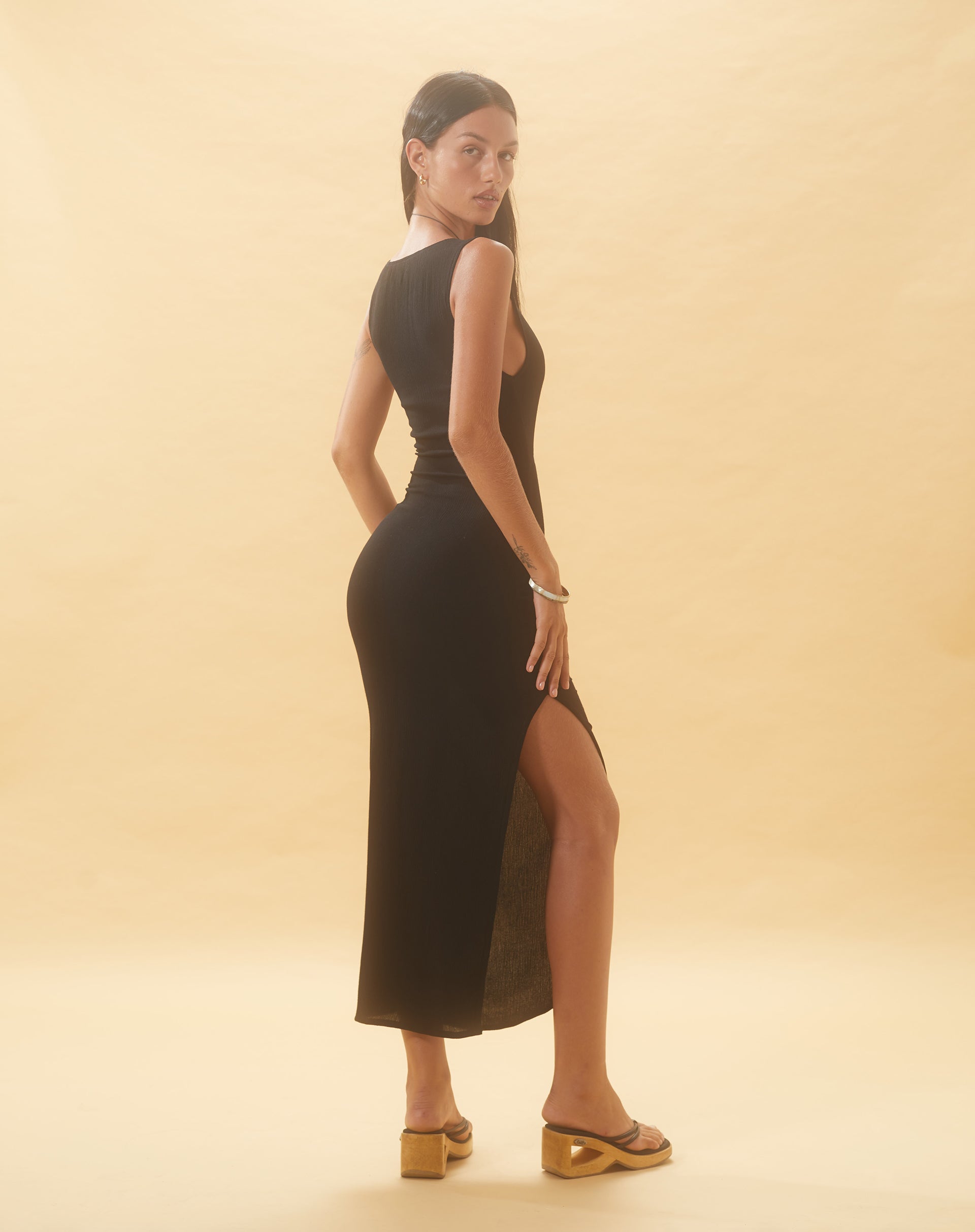 Bild von Minyo Racer Neck Maxikleid in Crinkle Schwarz