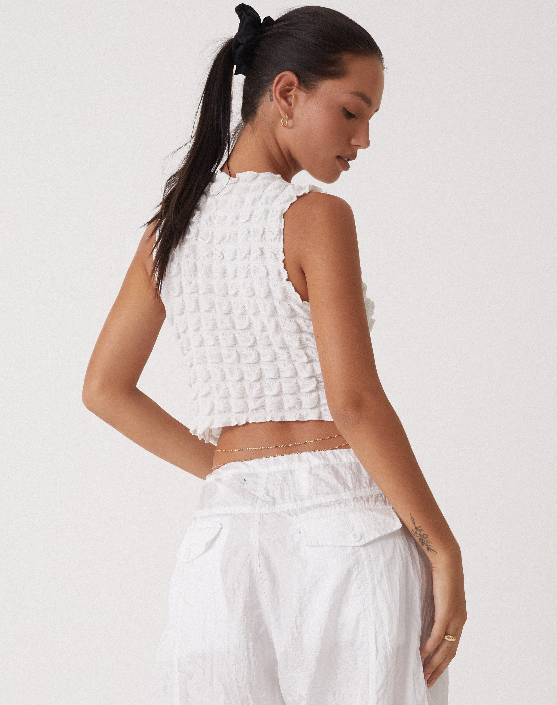 Bild von MOTEL X OLIVIA NEILL Nolan Cutout Top in Bubble Jersey True White