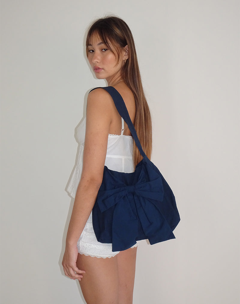 Abbildung der Nagi Tasche in Marineblau mit Schleife in Marineblau