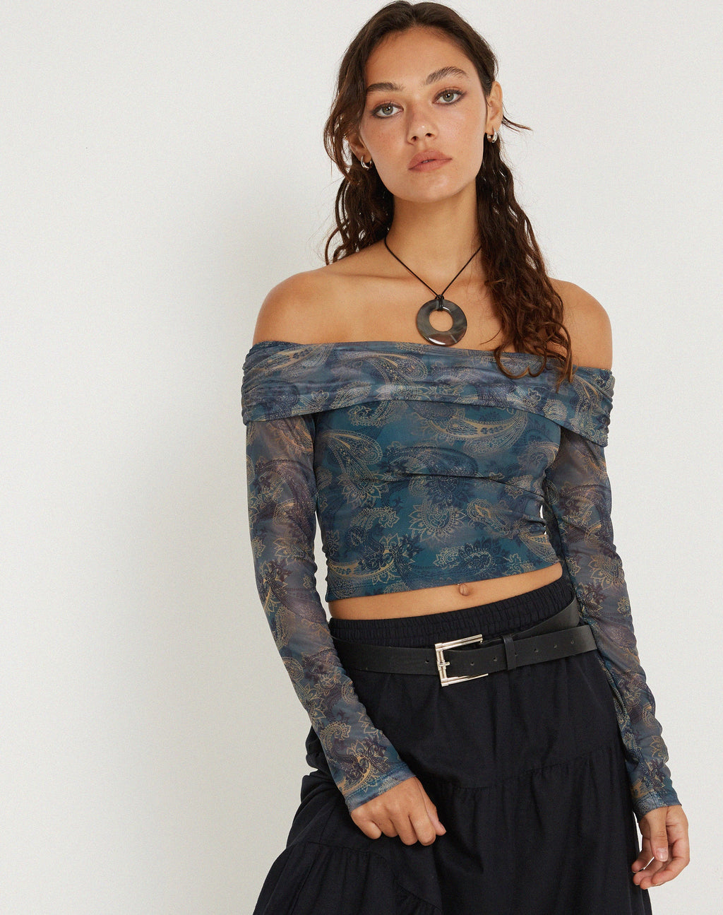Nagini Bardot-Top mit langen Ärmeln in Blau mit Paisley-Muster