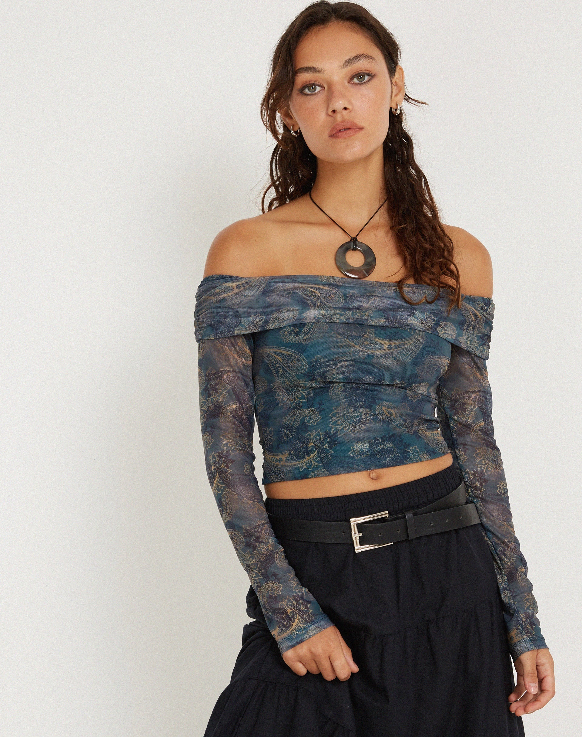 IMAGE OF Nagini Langärmeliges Bardot-Top in Blau Paisley