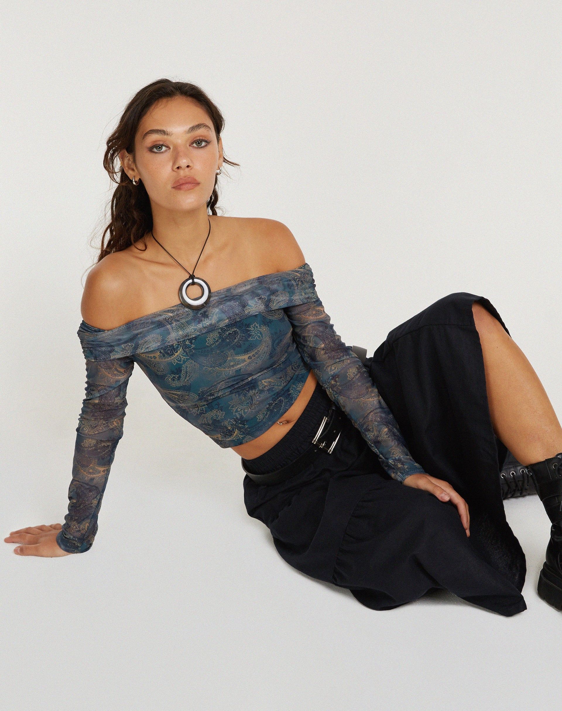 IMAGE OF Nagini Langärmeliges Bardot-Top in Blau Paisley
