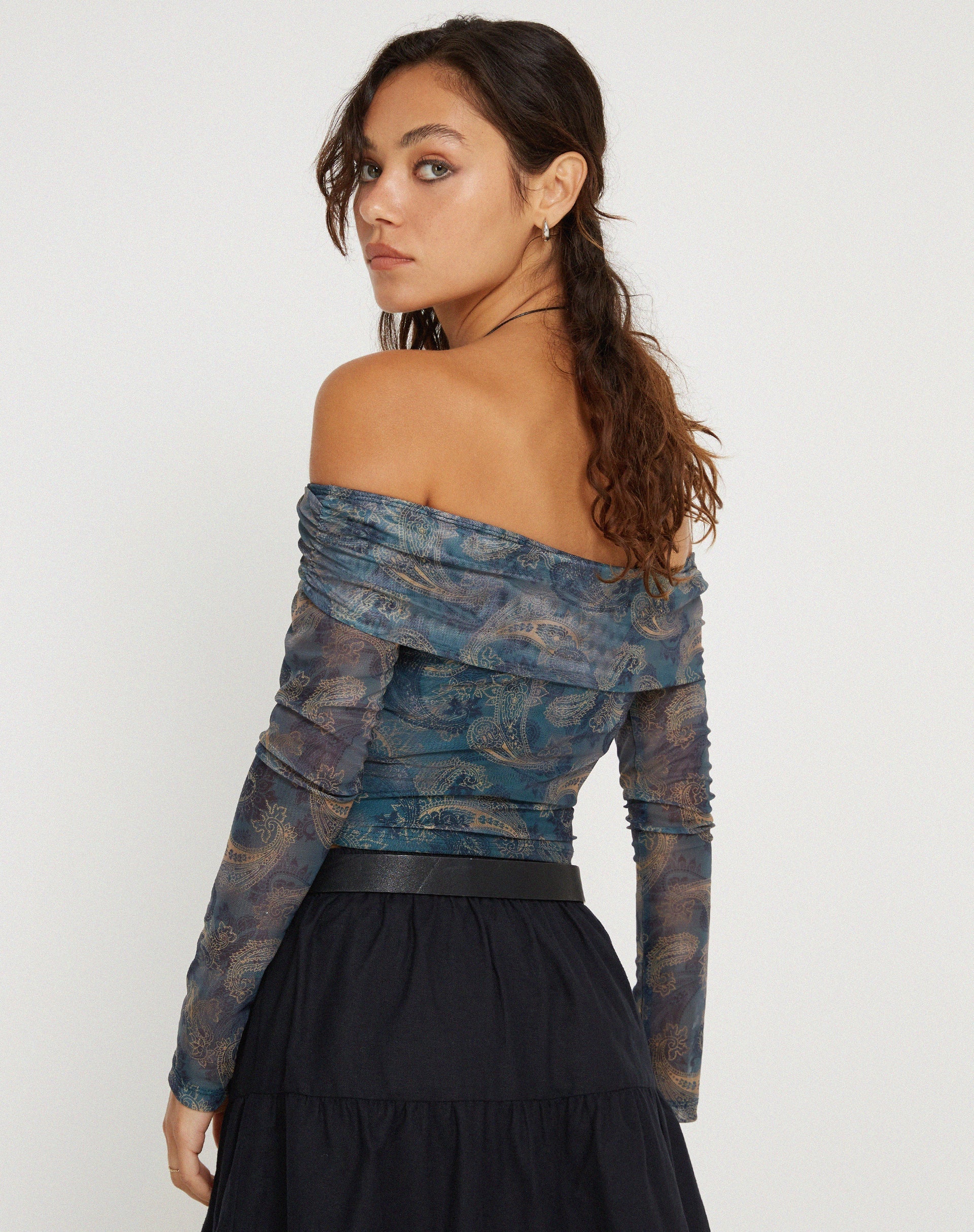 IMAGE OF Nagini Langärmeliges Bardot-Top in Blau Paisley