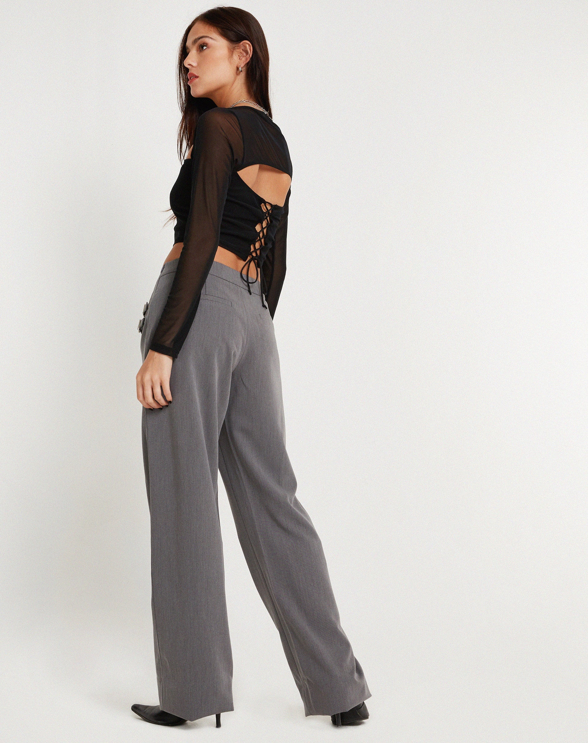 image of Kalula Langarm-Crop-Top in Schwarz