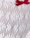 Babyrosa mit roter Spitze und Schleife