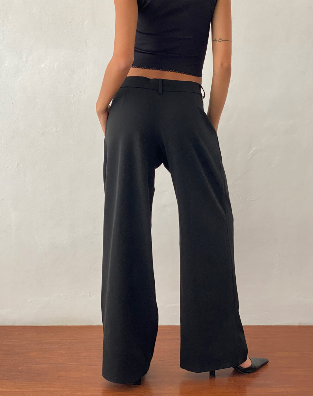 Nailaka Low Rise Tailored Trouser mit weitem Bein in Schwarz