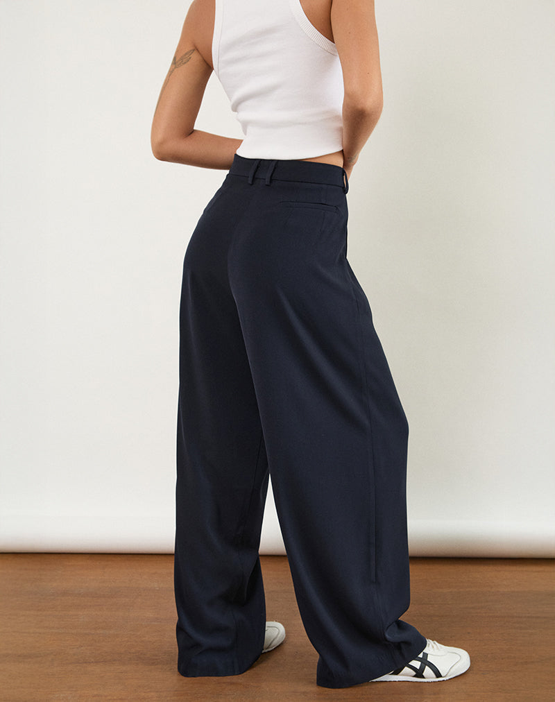 Image of Nala Weite Beinfaltenhose in Tailoring Navy
