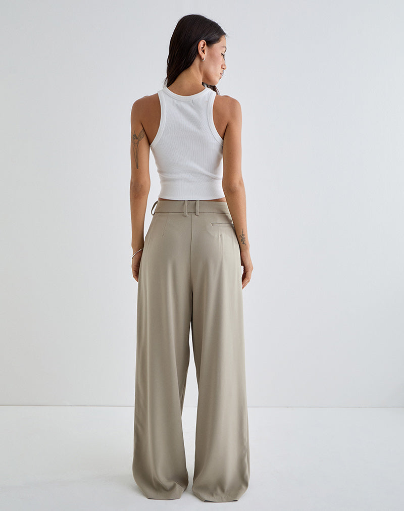 Image of Nala Breite Bundfaltenhose in Taupe Tailoring