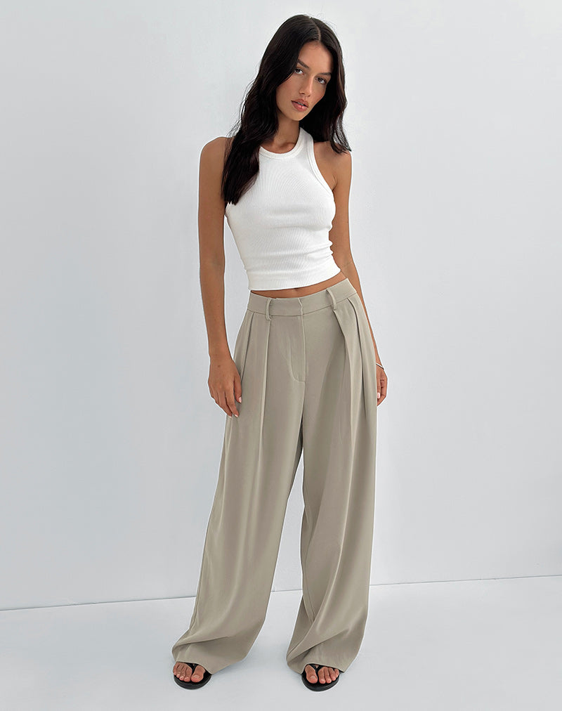 Image of Nala Breite Bundfaltenhose in Taupe Tailoring