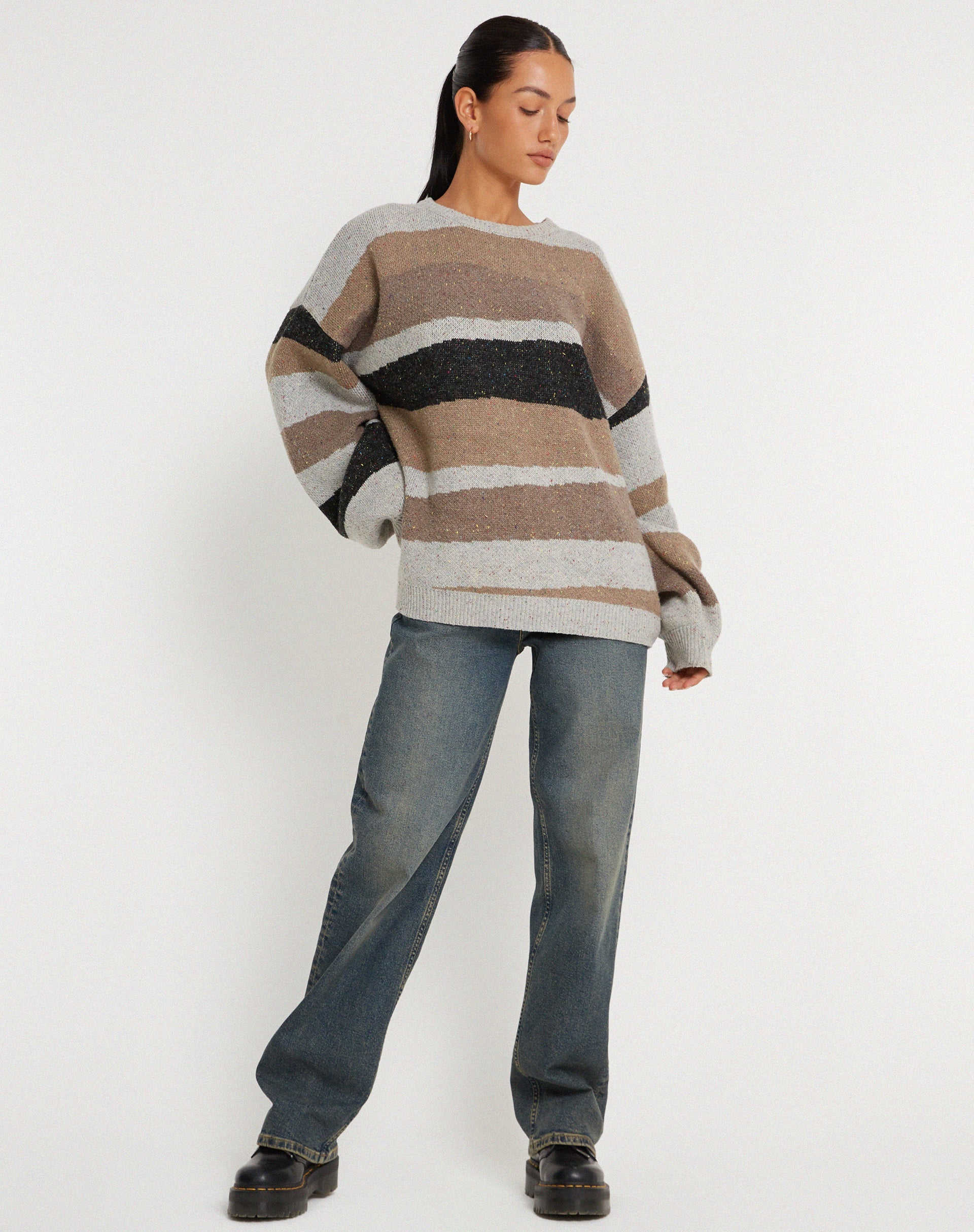 Abbildung des Namari Pullovers in abstraktem Grau und Tan