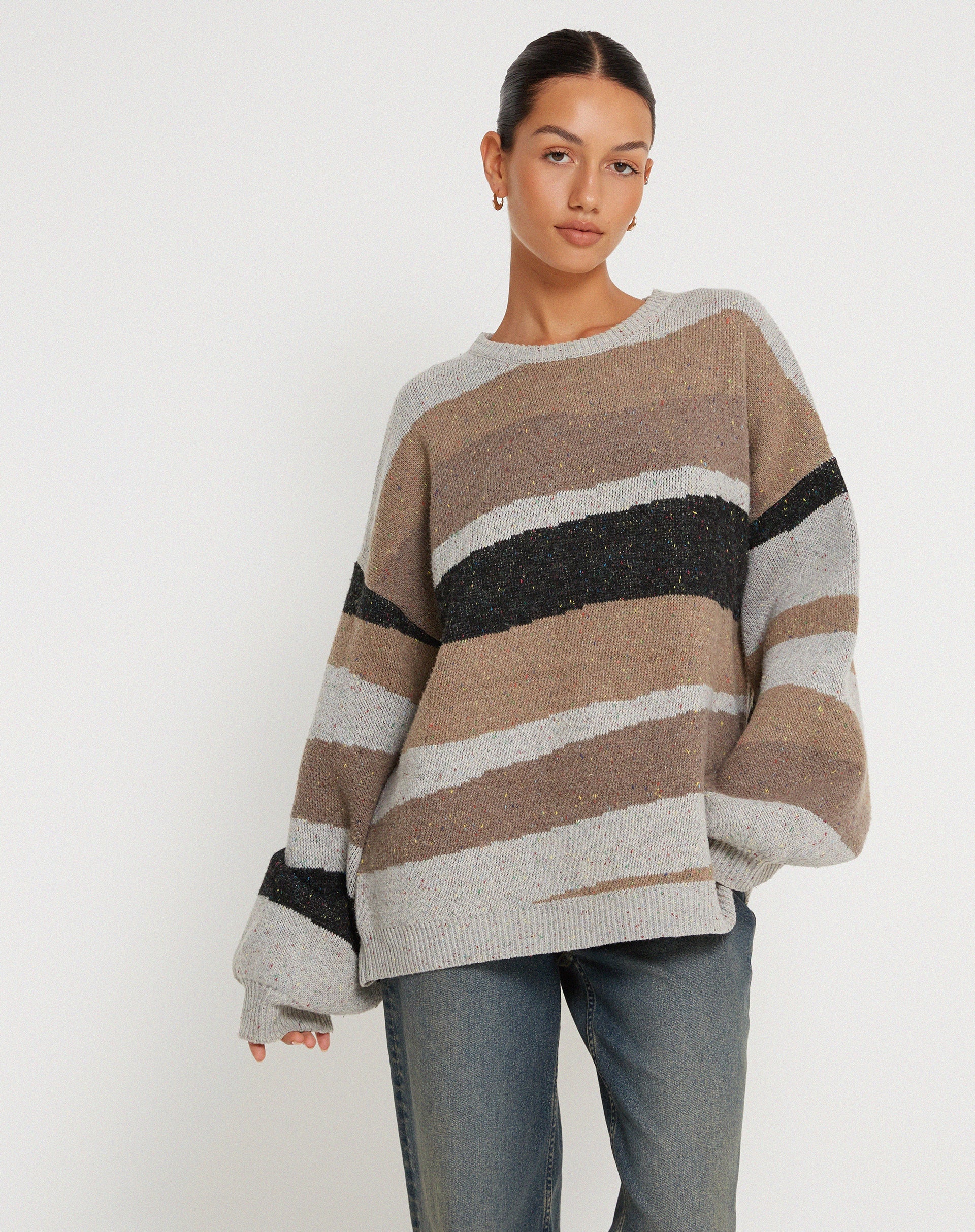 Abbildung des Namari Pullovers in abstraktem Grau und Tan