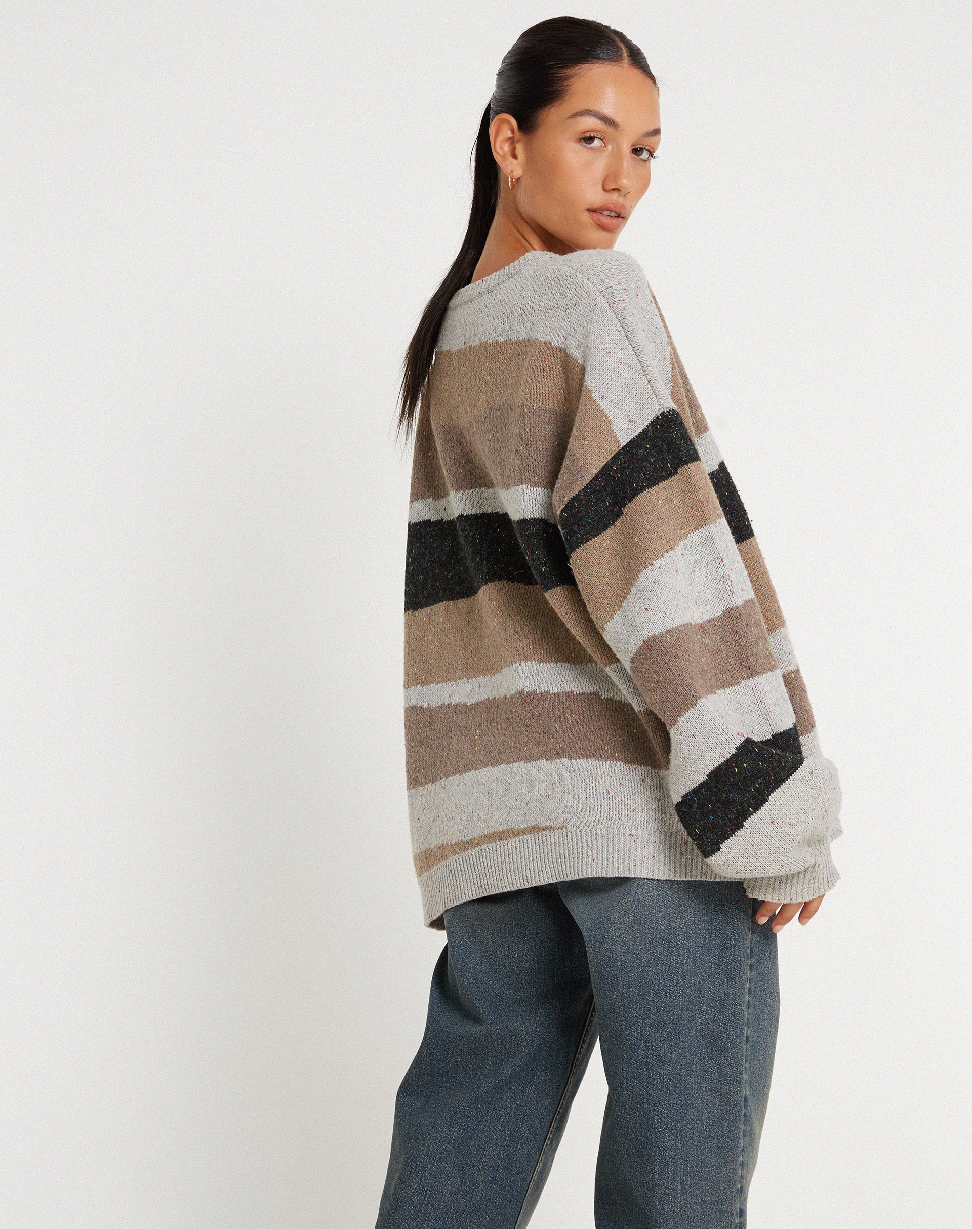 Abbildung des Namari Pullovers in abstraktem Grau und Tan