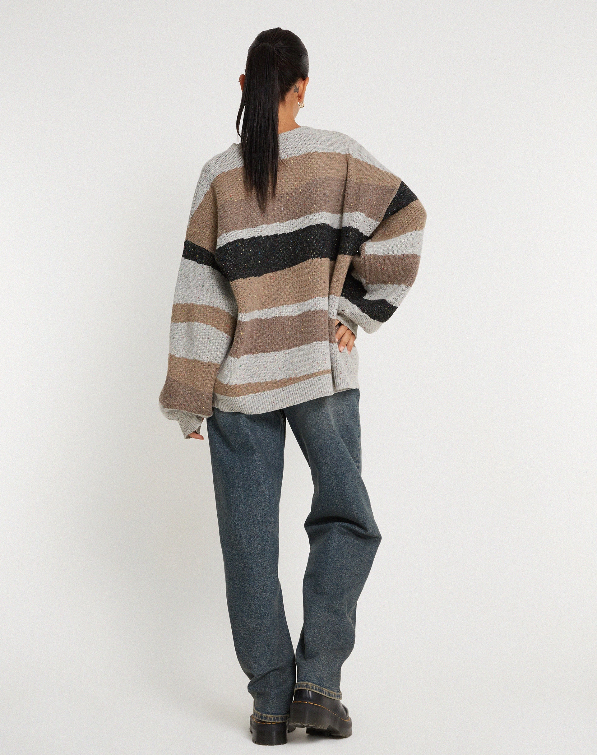 Abbildung des Namari Pullovers in abstraktem Grau und Tan