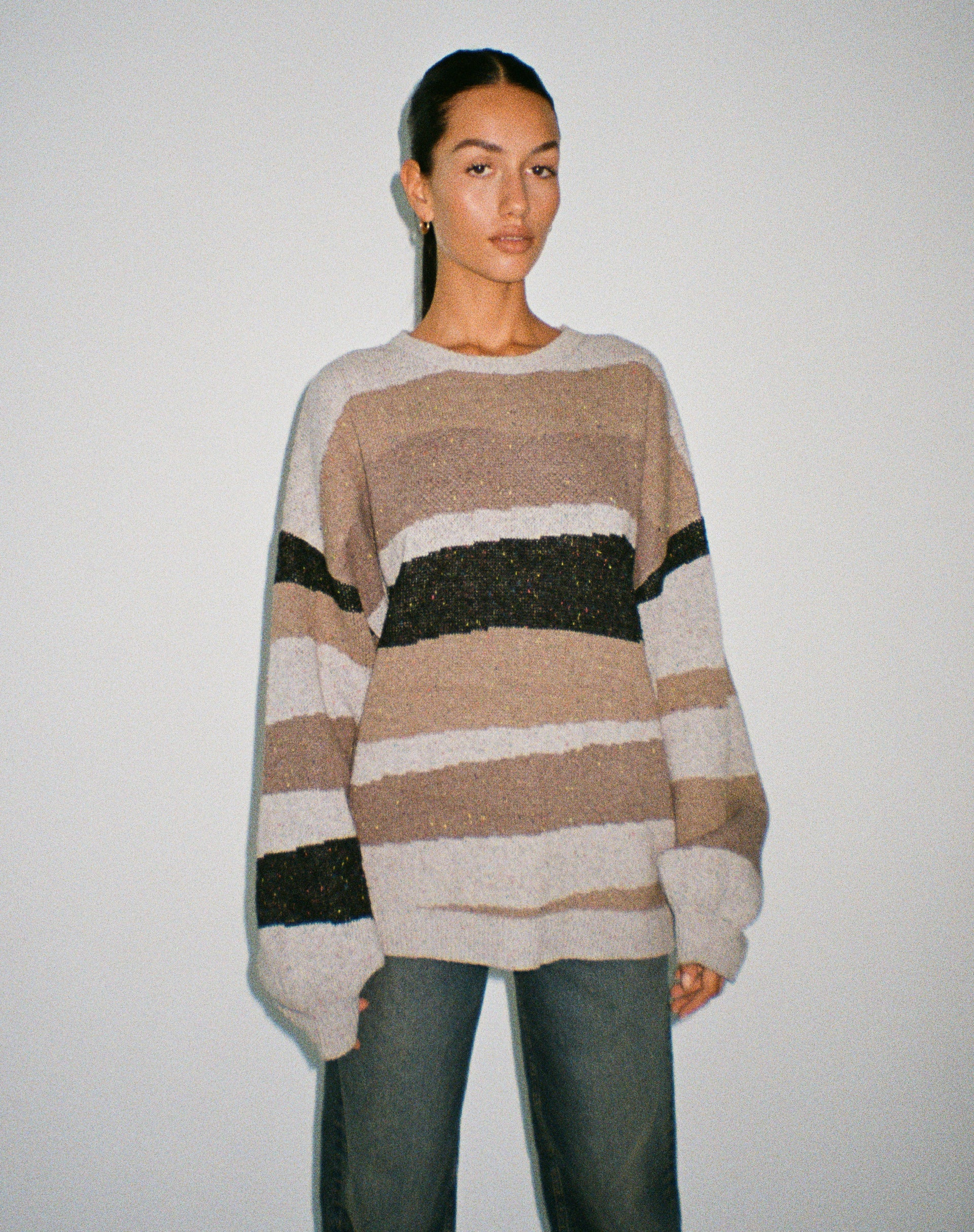 IMAGE OF Namari Pullover in abstraktem Grau und Tan