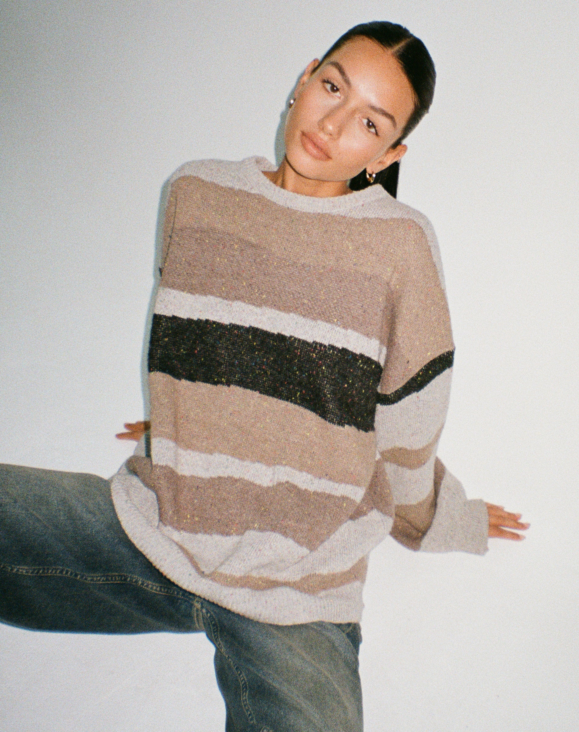 IMAGE OF Namari Pullover in abstraktem Grau und Tan