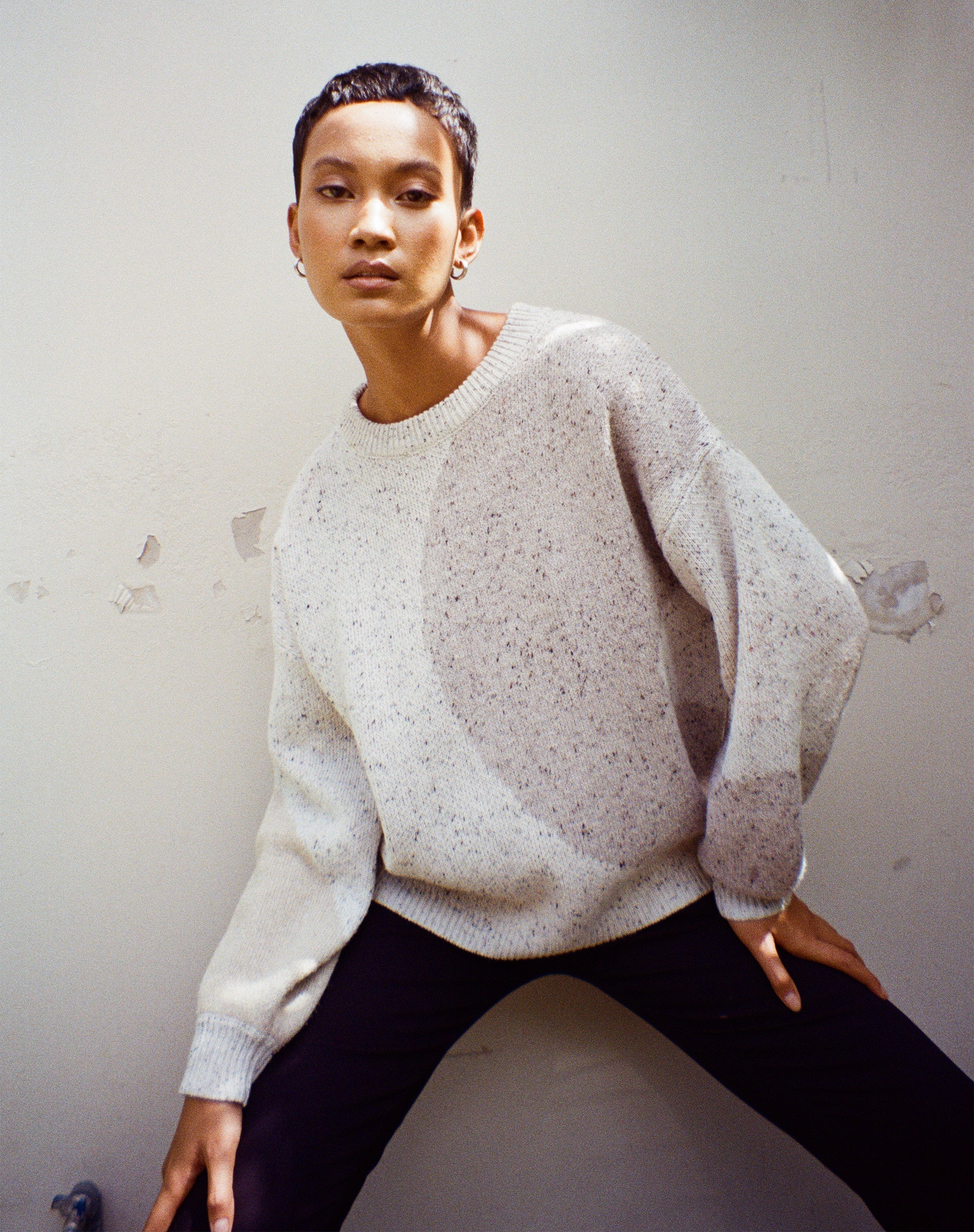 Abbildung des Namari Pullovers in Abstract Splodge Beige, Lila und Olive