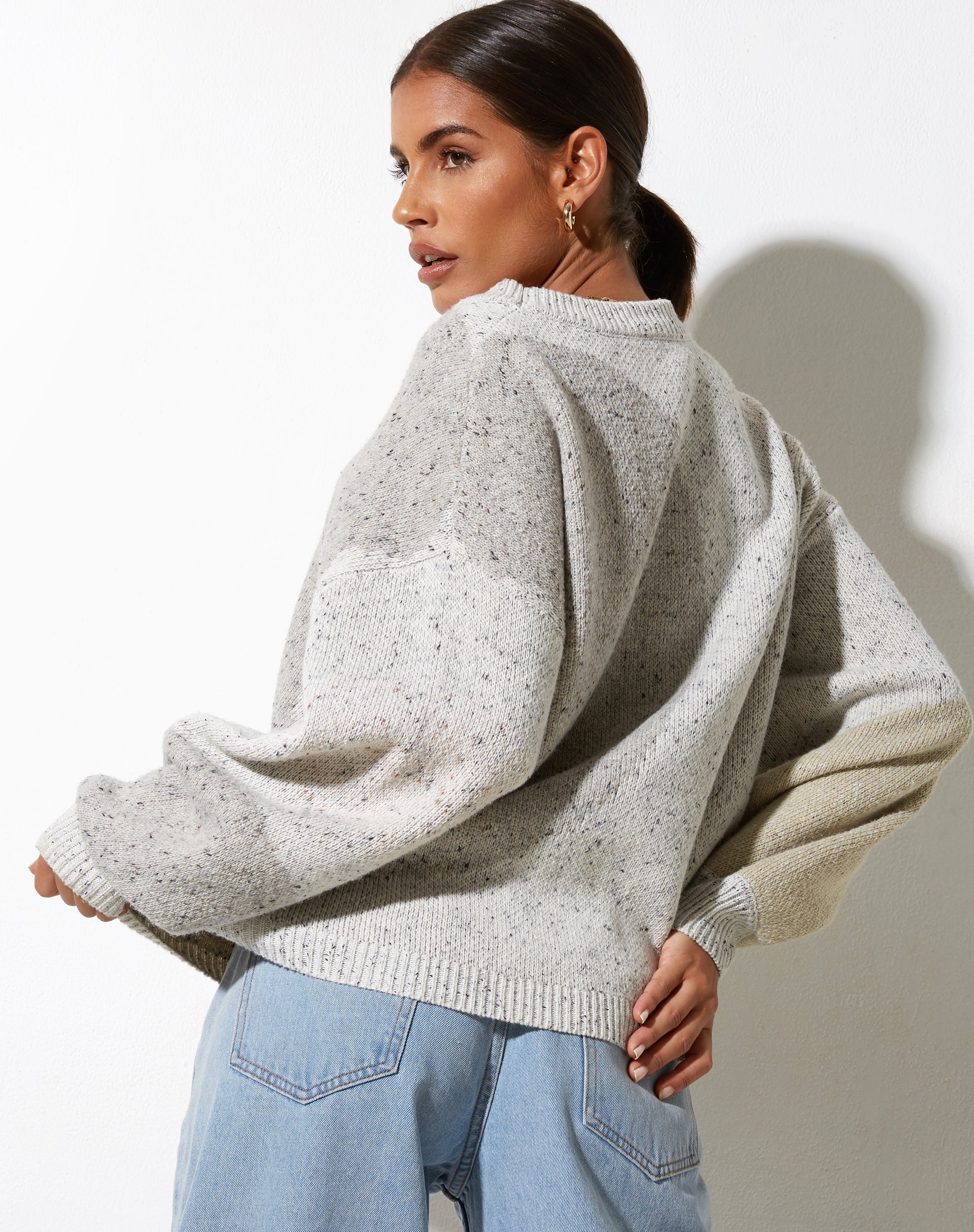 Abbildung des Namari Pullovers in Abstract Splodge Beige, Lila und Olive