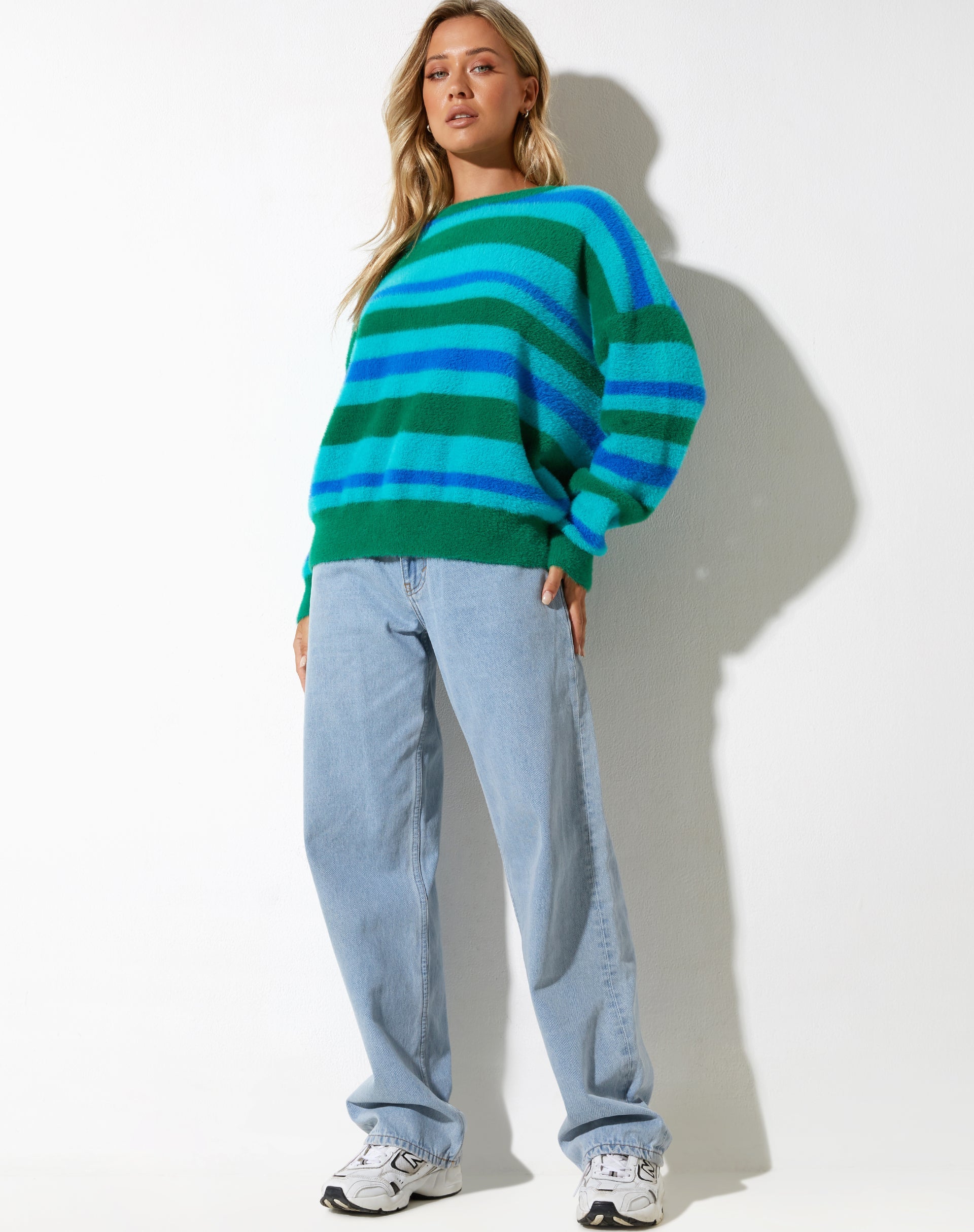 Abbildung des Namari Pullovers aus flauschigem Garn in Türkis