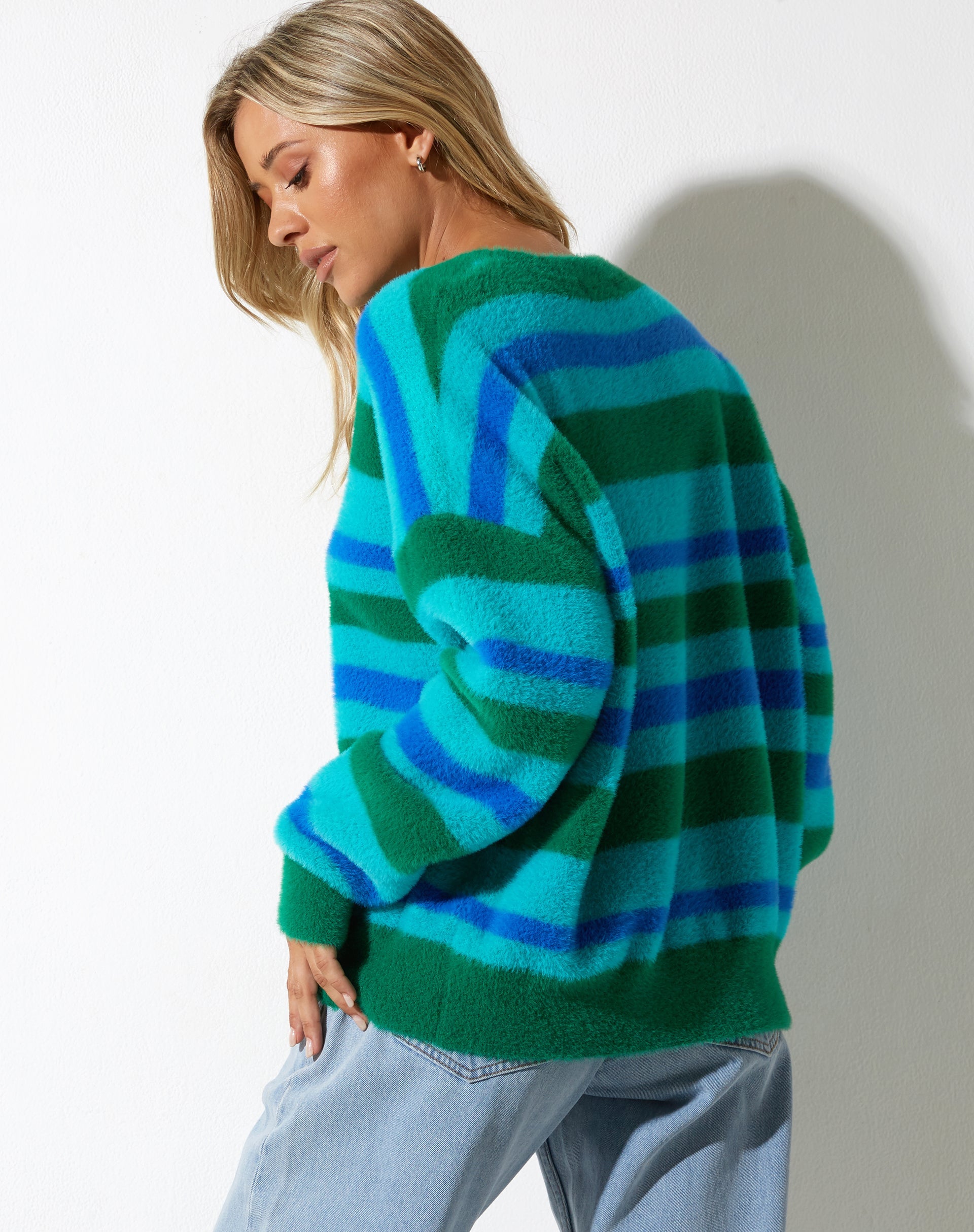 Abbildung des Namari Pullovers aus flauschigem Garn in Türkis