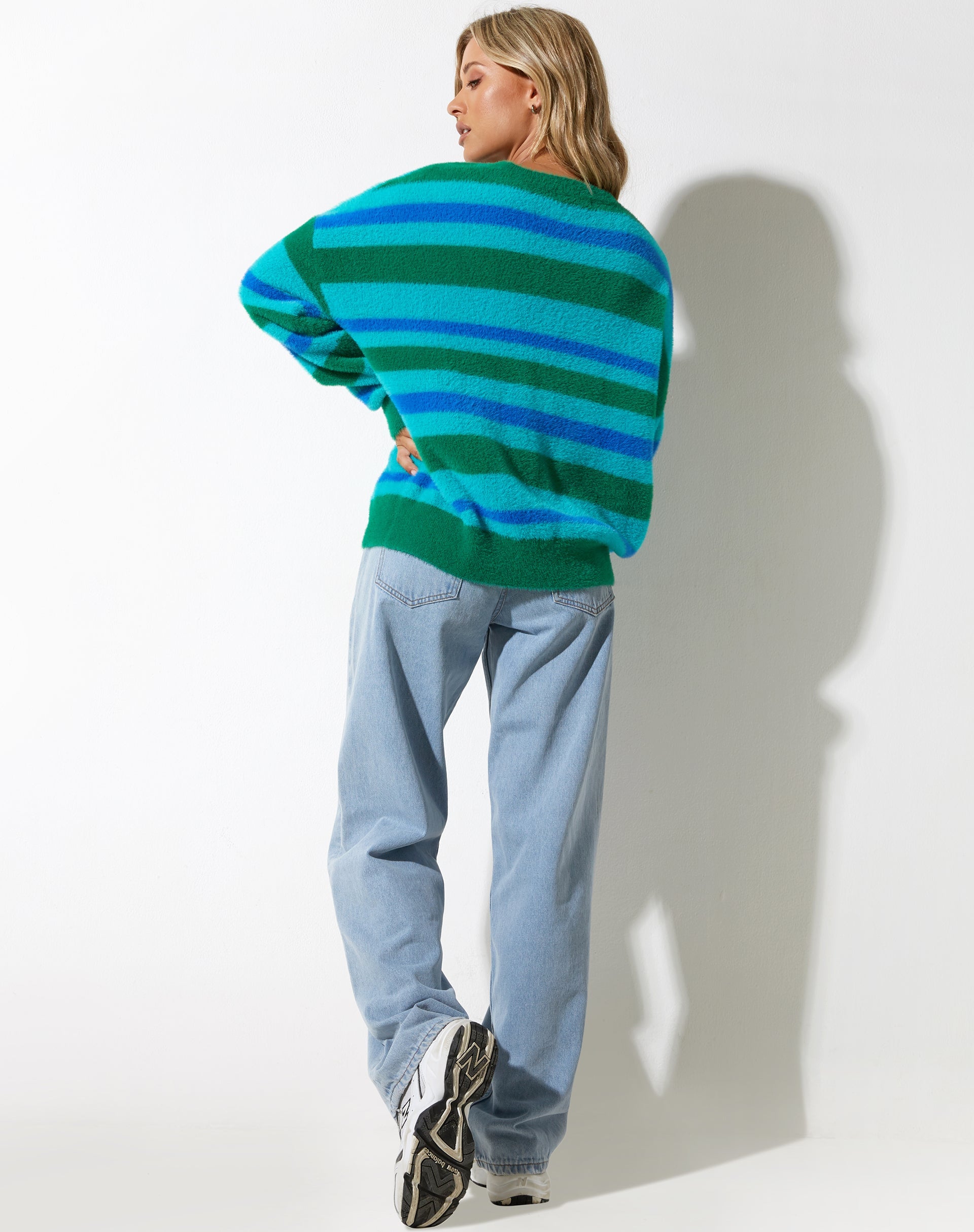 Abbildung des Namari Pullovers aus flauschigem Garn in Türkis